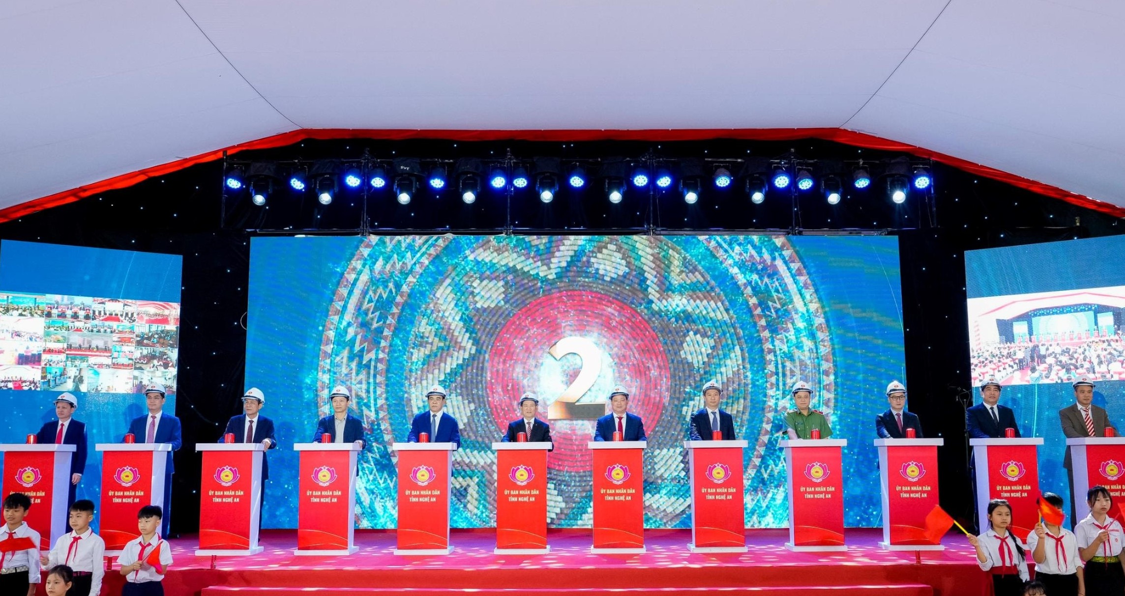 Nghệ An khởi công xây dựng 11 trường phổ thông nội trú liên cấp vùng biên giới - Ảnh 1.