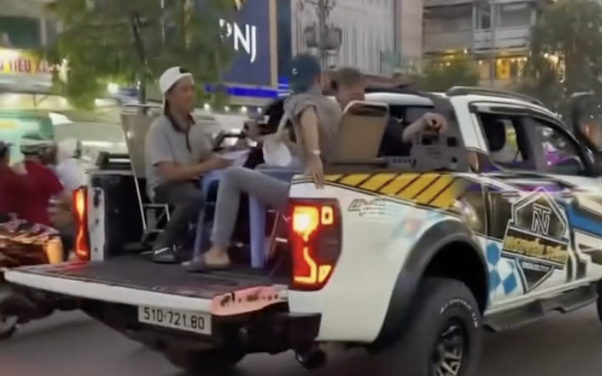 Gia Lai: Xử phạt 2 t&agrave;i xế chở người tr&ecirc;n th&ugrave;ng xe b&aacute;n tải sau clip lan truyền - Ảnh 2.