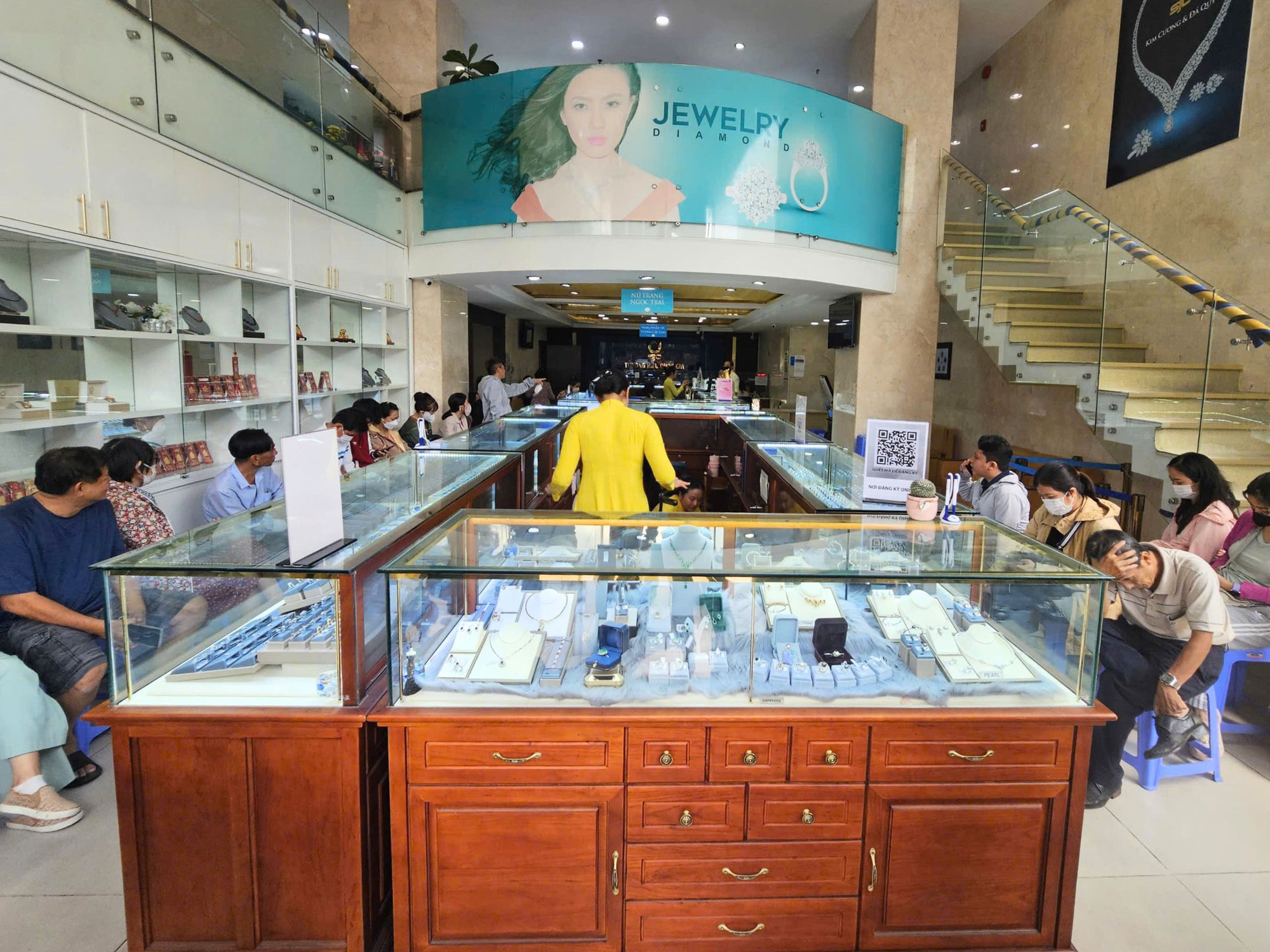 Gi&aacute; v&agrave;ng giảm mạnh , người d&acirc;n TPHCM đổ x&ocirc; mua v&agrave;ng trong năm 2026 - Ảnh 3.