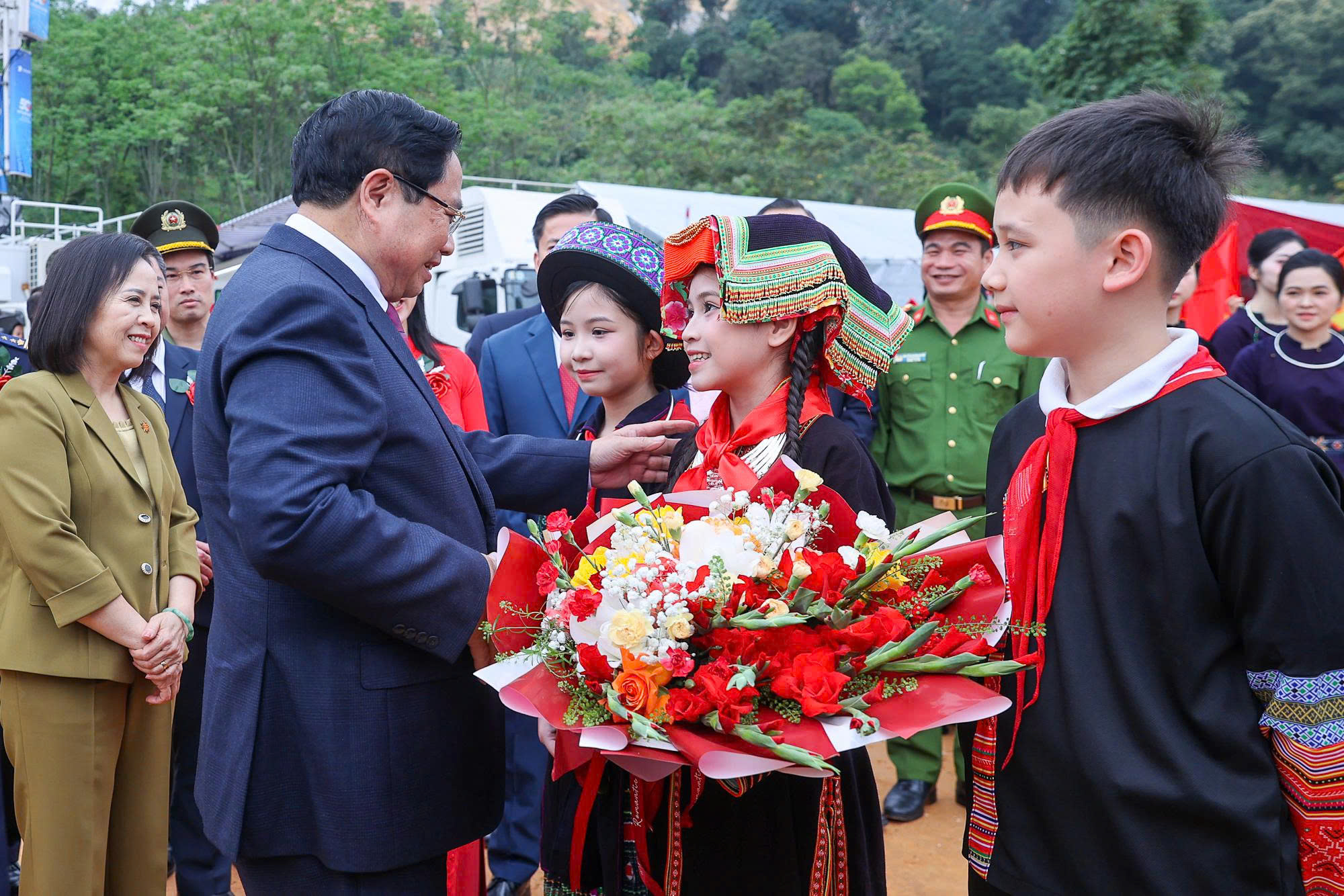 Tổng B&iacute; thư v&agrave; Thủ tướng dự Lễ khởi c&ocirc;ng, động thổ đồng loạt c&aacute;c trường nội tr&uacute; li&ecirc;n cấp bi&ecirc;n giới - Ảnh 3.