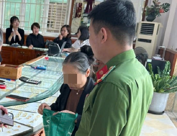 Cụ b&agrave; mang 19 chỉ v&agrave;ng b&aacute;n để chuyển tiền cho những kẻ lừa đảo - Ảnh 1.
