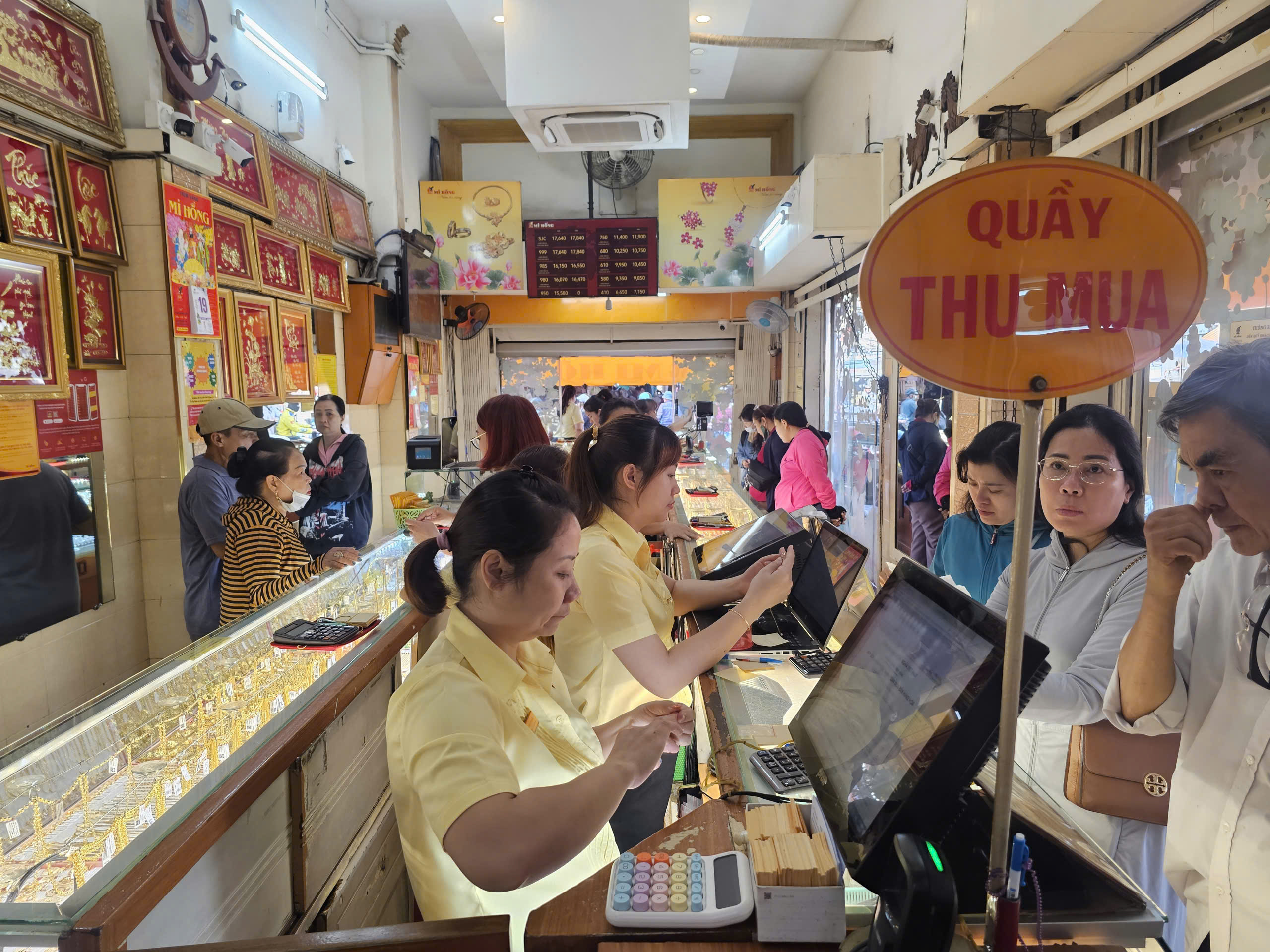 Sáng 19-3, giá vàng miếng, vàng nhẫn đồng loạt rớt 4,6 triệu đồng/lượng - Ảnh 1.