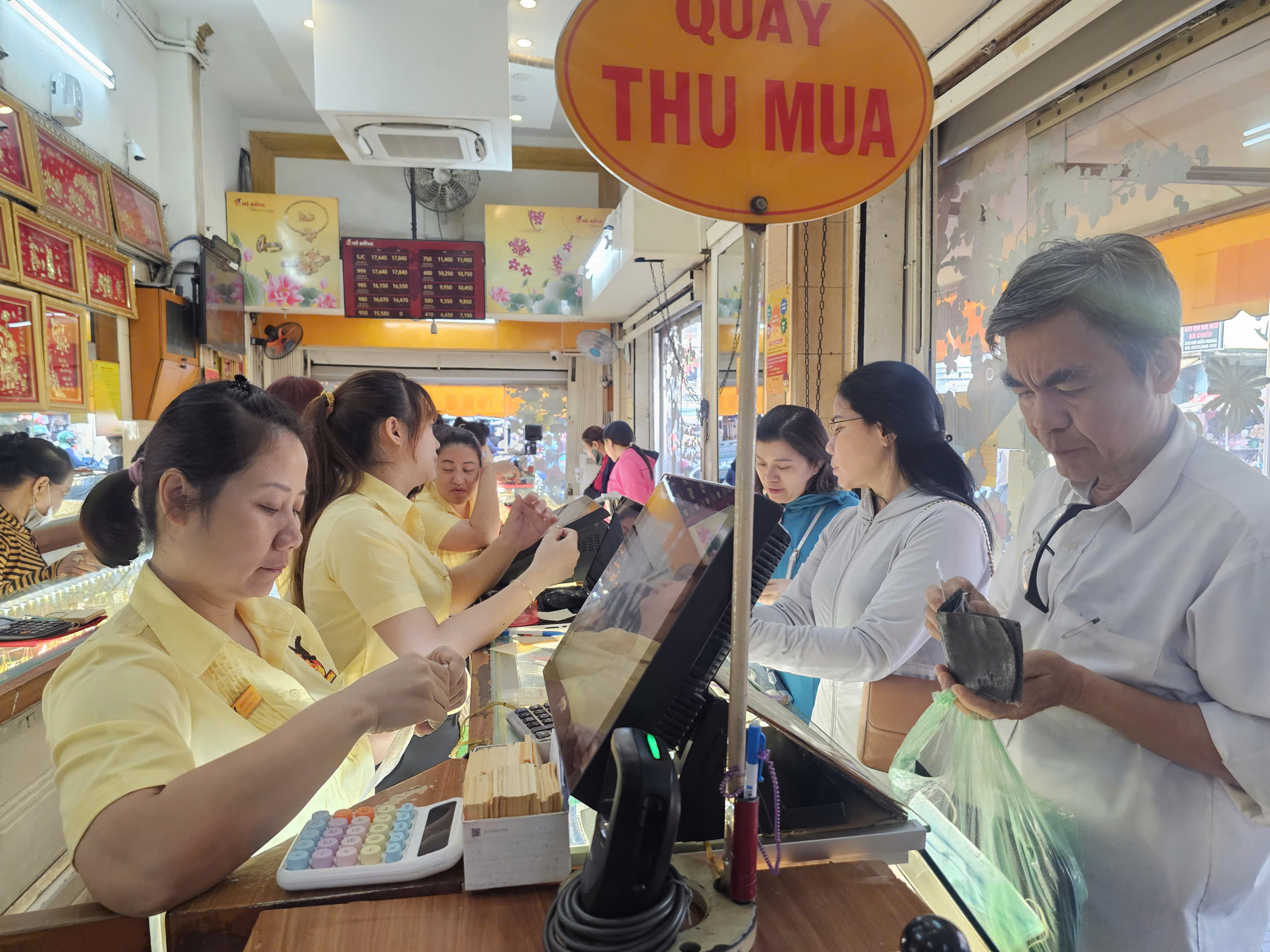 Gi&aacute; v&agrave;ng giảm mạnh , người d&acirc;n TPHCM đổ x&ocirc; mua v&agrave;ng trong năm 2026 - Ảnh 2.