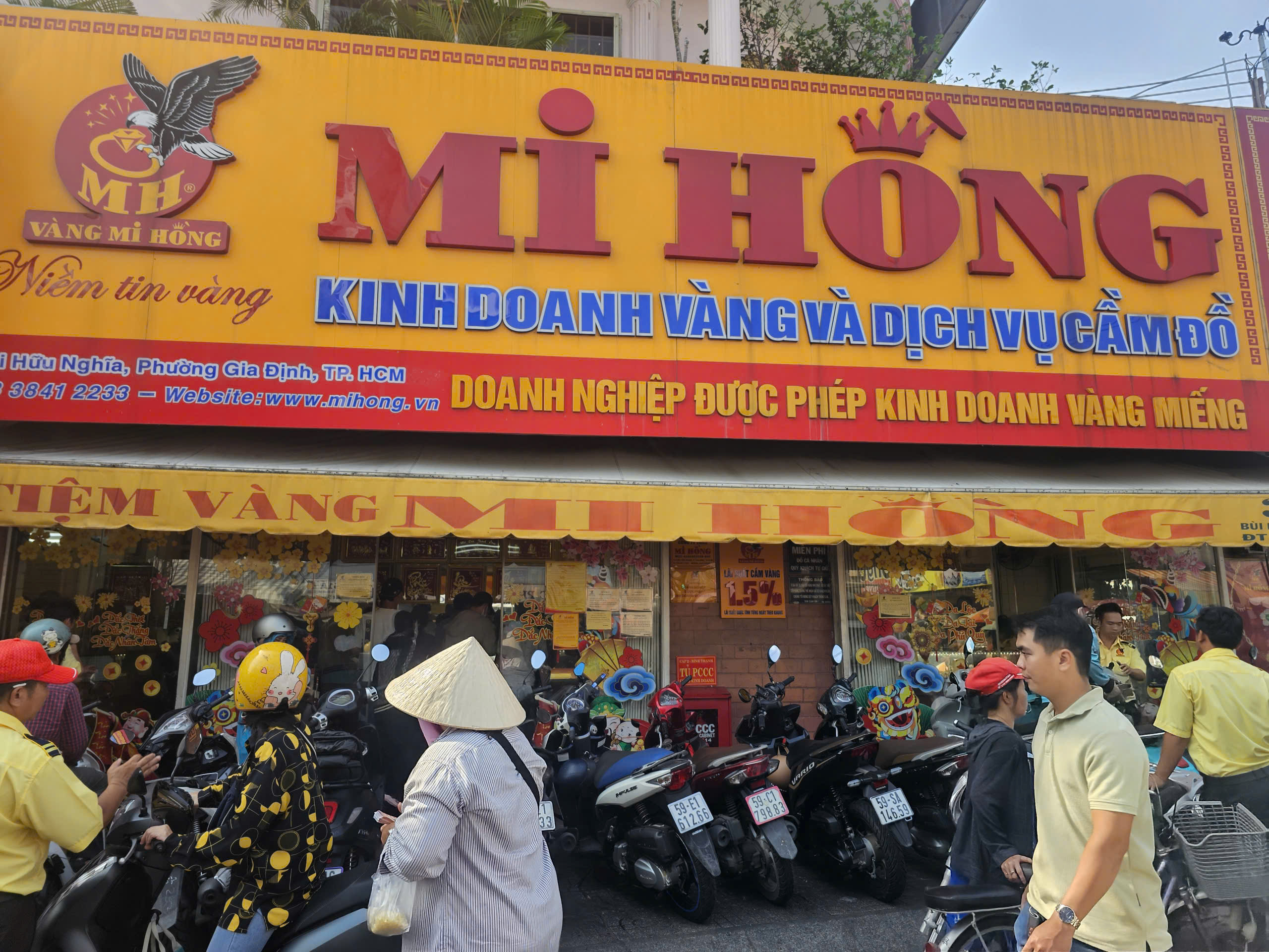 Gi&aacute; v&agrave;ng giảm mạnh , người d&acirc;n TPHCM đổ x&ocirc; mua v&agrave;ng trong năm 2026 - Ảnh 1.