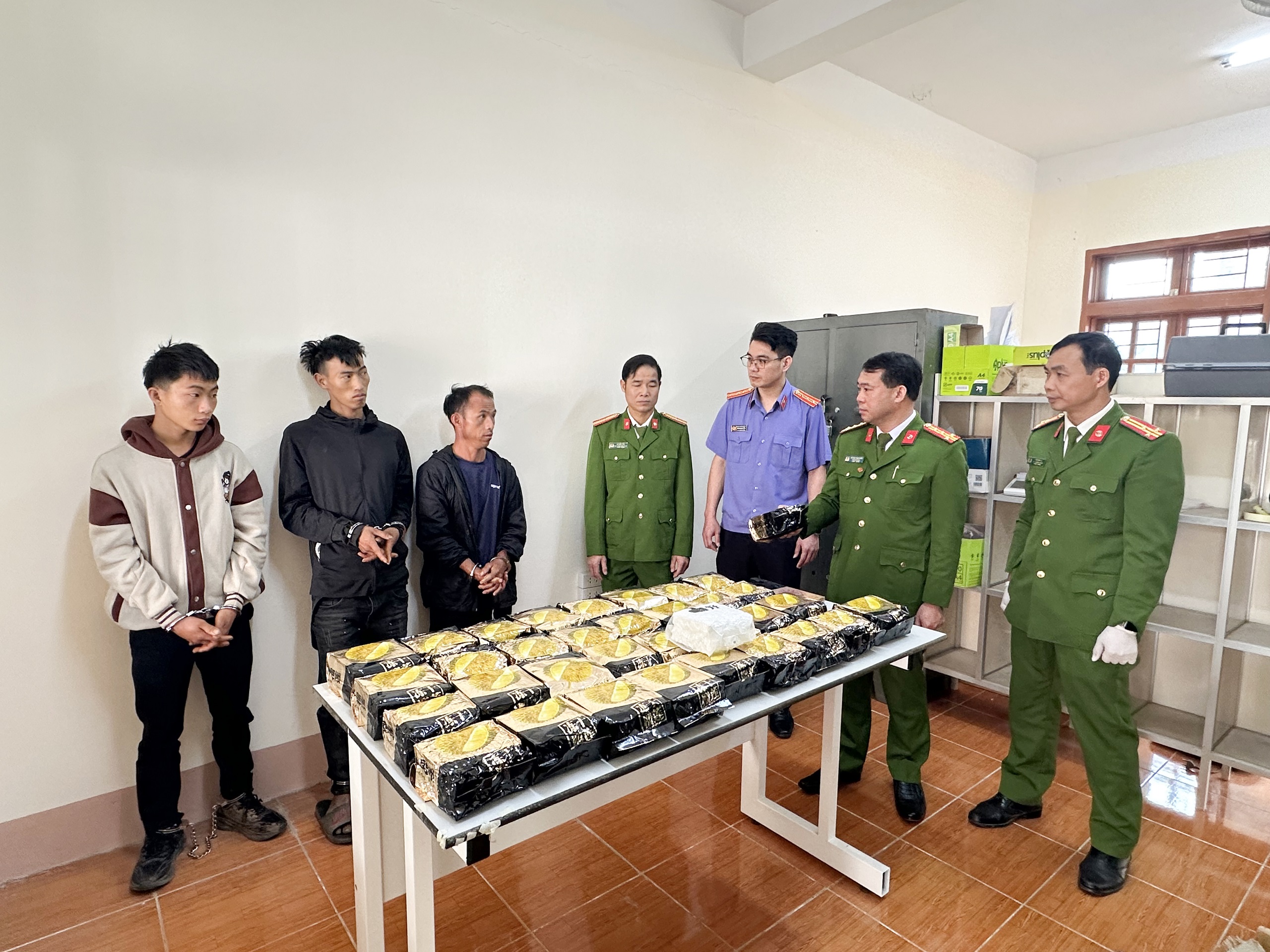 Bắt 3 đối tượng vận chuyển ma túy trái phép với súng tại Sơn La - Ảnh 1. Bắt 3 đối tượng vận chuyển ma túy trái phép với súng tại Sơn La - Ảnh 1.