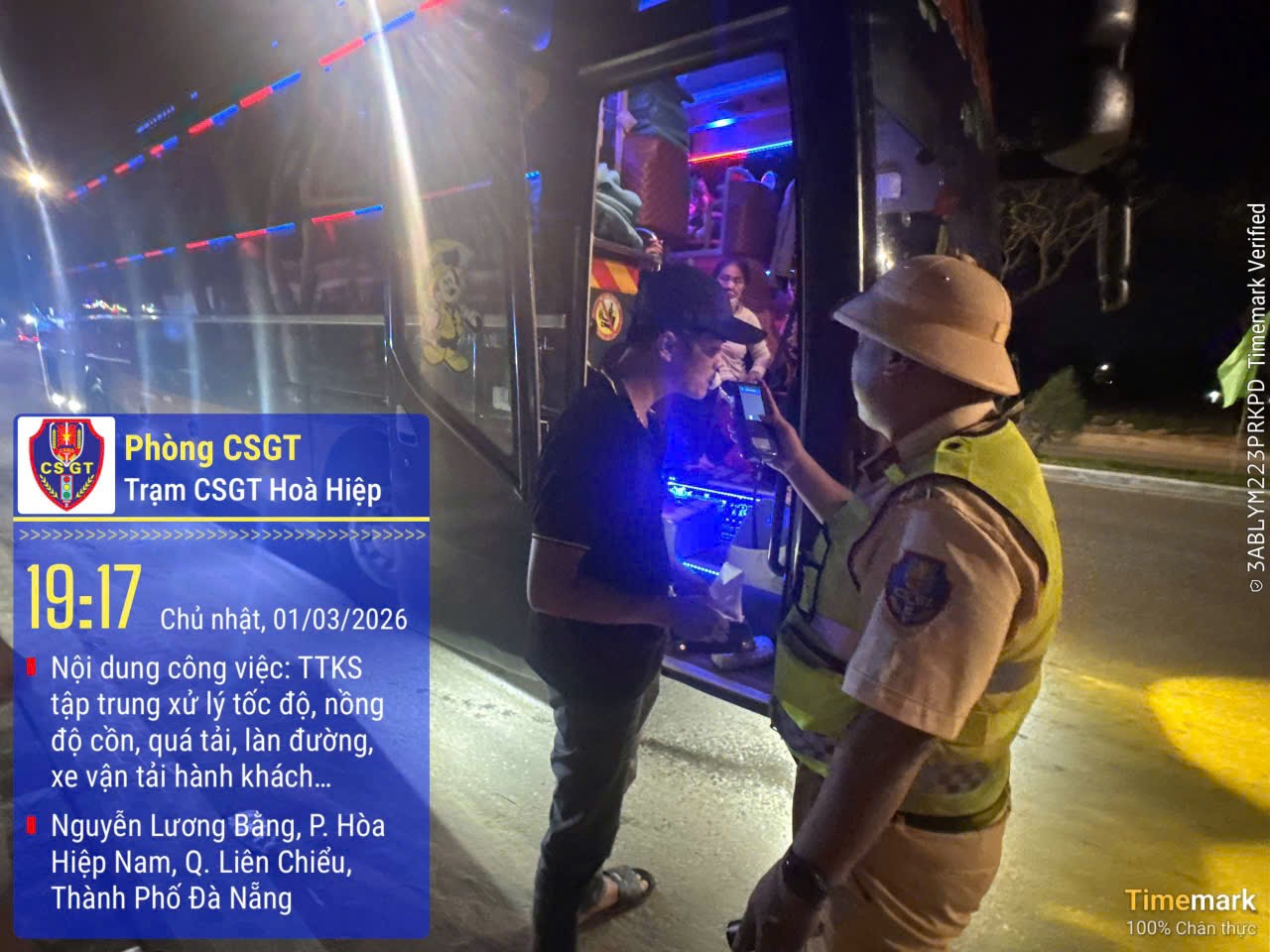 Xe khách 38 chỗ nhồi 53 người trên Quốc lộ 1 - Ảnh 1.