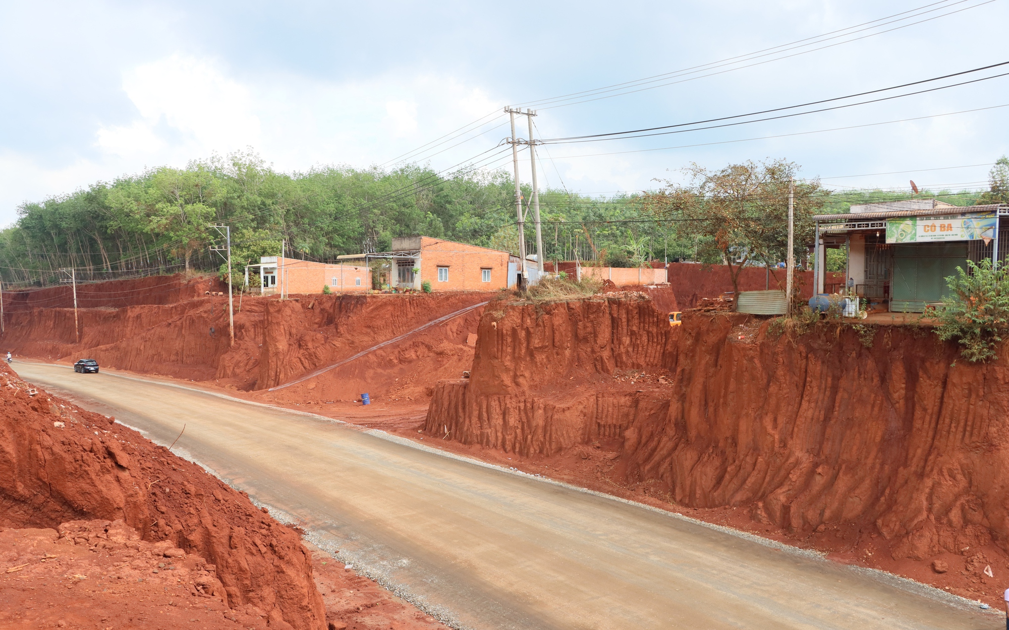 Lãnh đạo Đồng Nai yêu cầu làm rõ nguyên nhân nhà dân treo cao sau hạ cốt nền đường - Ảnh 2. Lãnh đạo Đồng Nai yêu cầu làm rõ nguyên nhân nhà dân treo cao sau hạ cốt nền đường - Ảnh 2.