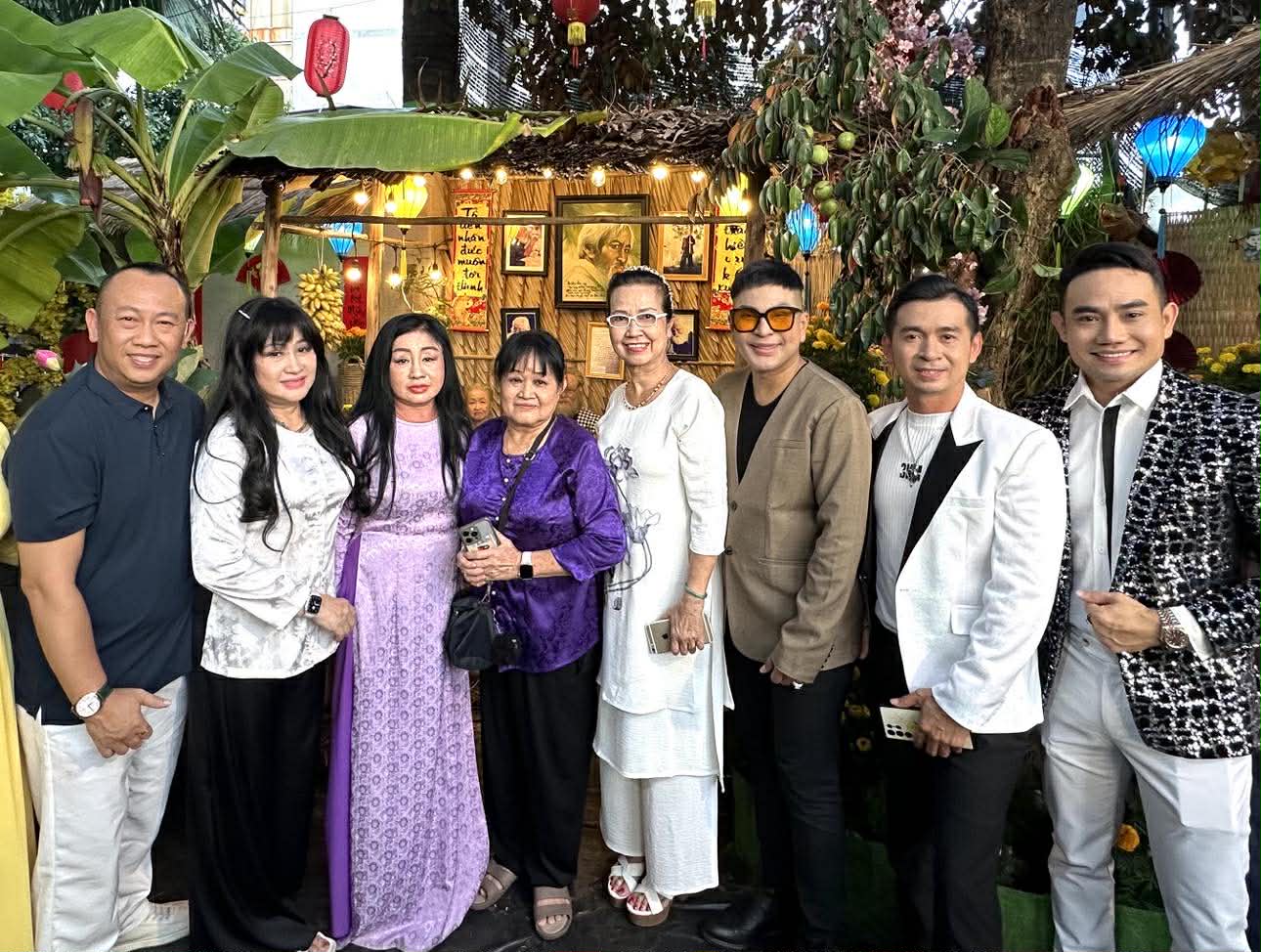 Thanh Hằng, Bích Thủy, Hạ Châu xúc động trong ngày giỗ nhạc sĩ – NSƯT Bắc Sơn - Ảnh 6.