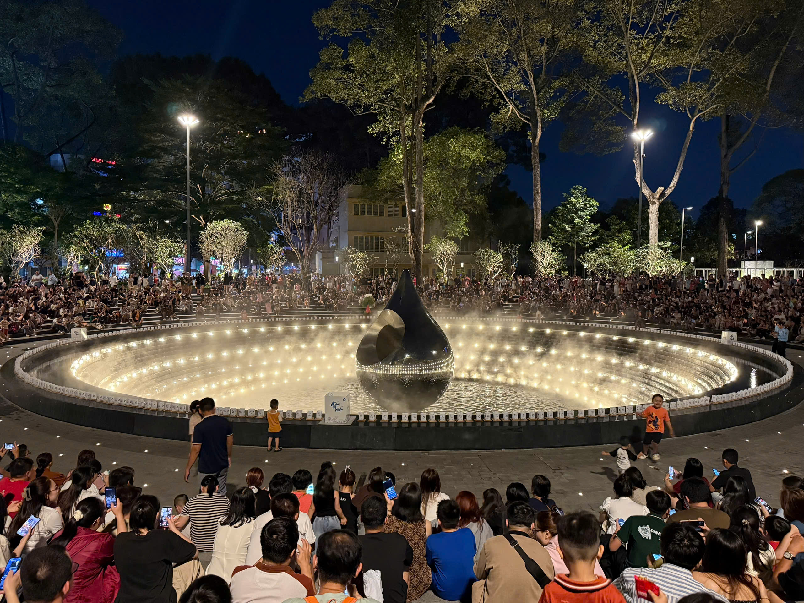 Mãn nhãn với màn trình diễn nhạc nước tại công viên số 1 Lý Thái Tổ - Ảnh 3.