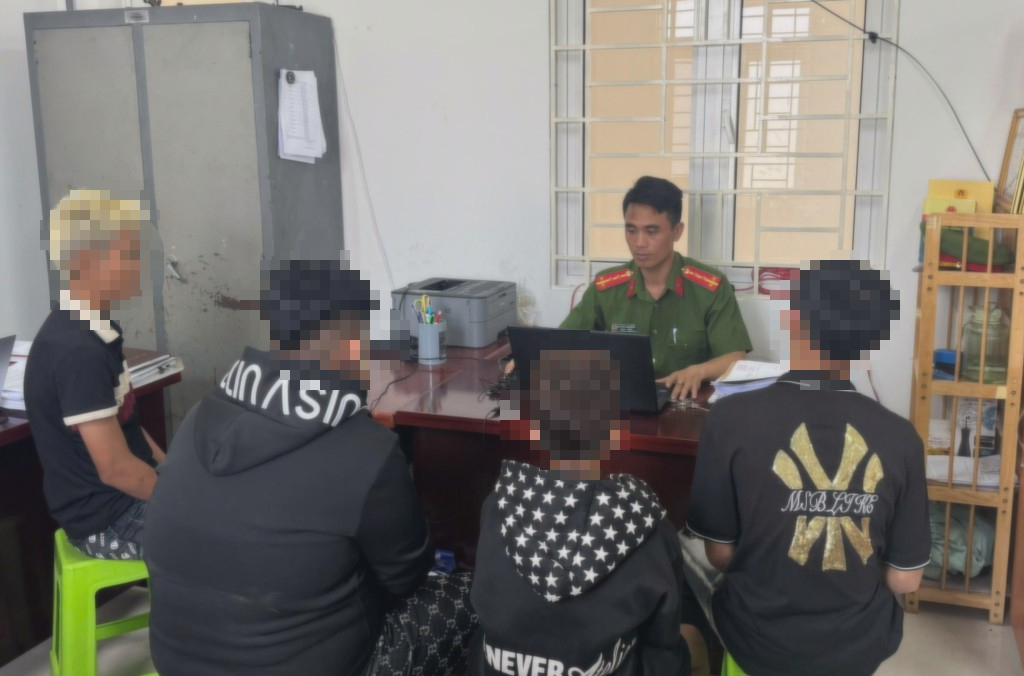 Nhóm thanh thiếu niên trộm xe máy và đầu thú tại Công an Đồng Nai - Ảnh 1.