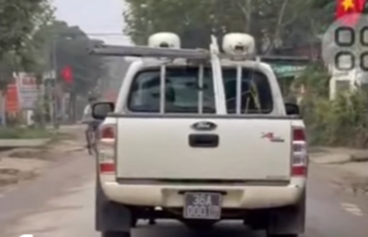 Xe ô tô biển xanh bị phạt 38 triệu đồng đã hết hạn đăng kiểm - Ảnh 1.