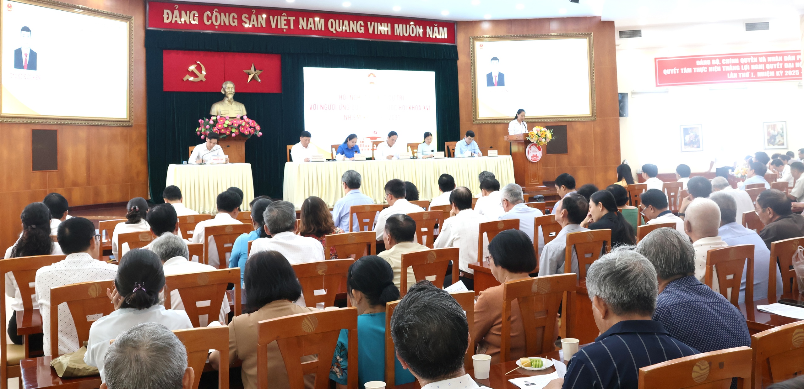 B&iacute; thư Th&agrave;nh ủy TPHCM hứa với cử tri: Metro số 2 sẽ nhanh hơn Metro số 1 - Ảnh 4.