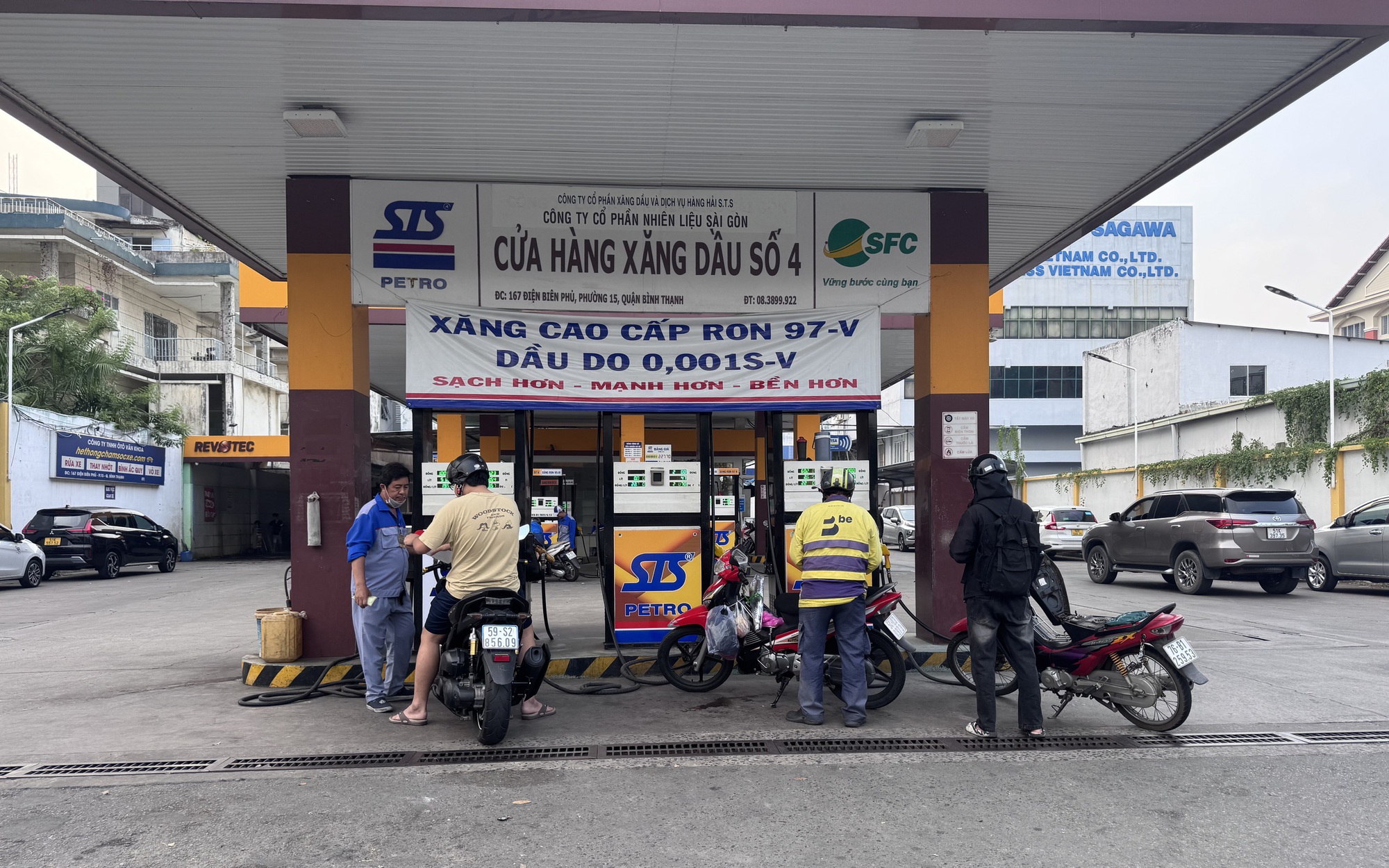 Thị trường xăng dầu "n&oacute;ng bỏng", l&atilde;nh đạo quản l&yacute; thị trường chịu tr&aacute;ch nhiệm nếu bu&ocirc;ng lỏng  - Ảnh 2.