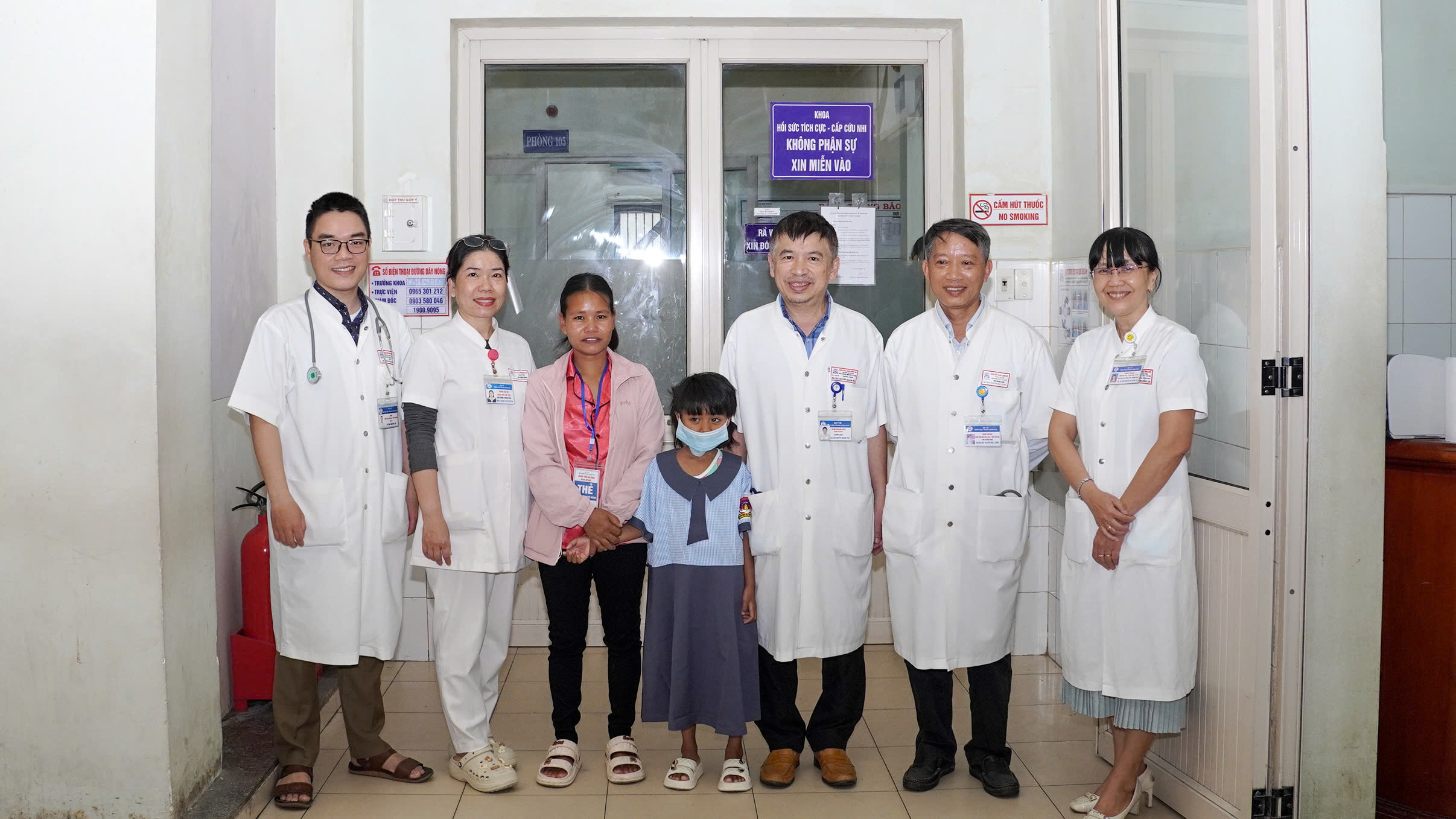 Ngủ dưới nền nhà, bé 7 tuổi bị rắn cạp nia cắn - Ảnh 1.