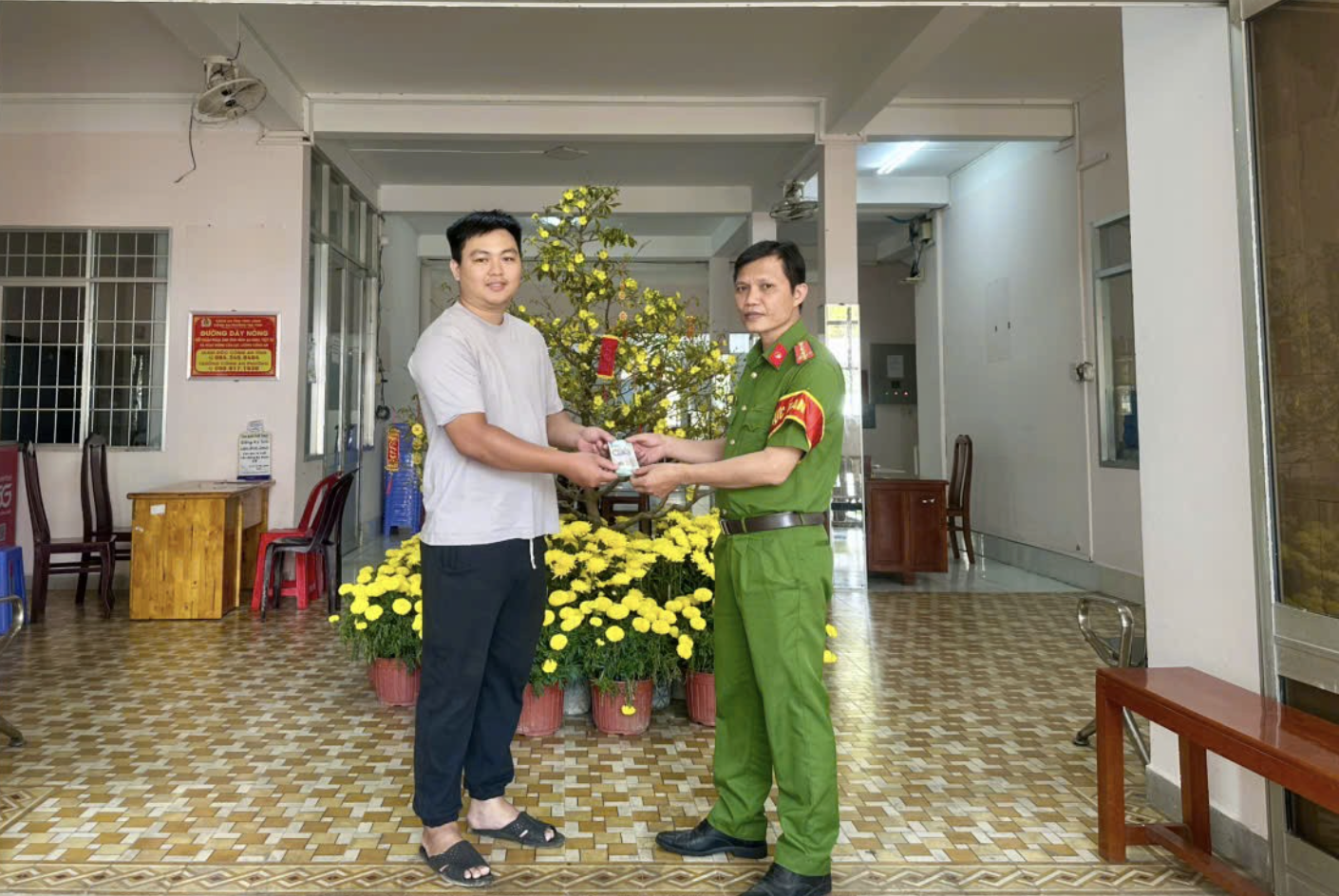 Người đàn ông ở Vĩnh Long nhận lại 29 triệu đồng bỏ quên tại trụ ATM - Ảnh 1. Người đàn ông ở Vĩnh Long nhận lại 29 triệu đồng bỏ quên tại trụ ATM - Ảnh 1.