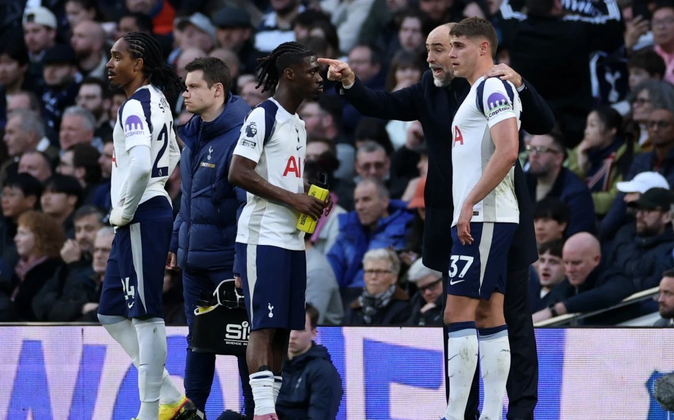 Trụ cột Tottenham &ldquo;nổi đi&ecirc;n&rdquo; khi bị thay ra, CĐV đ&ograve;i &ldquo;tống khứ&rdquo; - Ảnh 2.