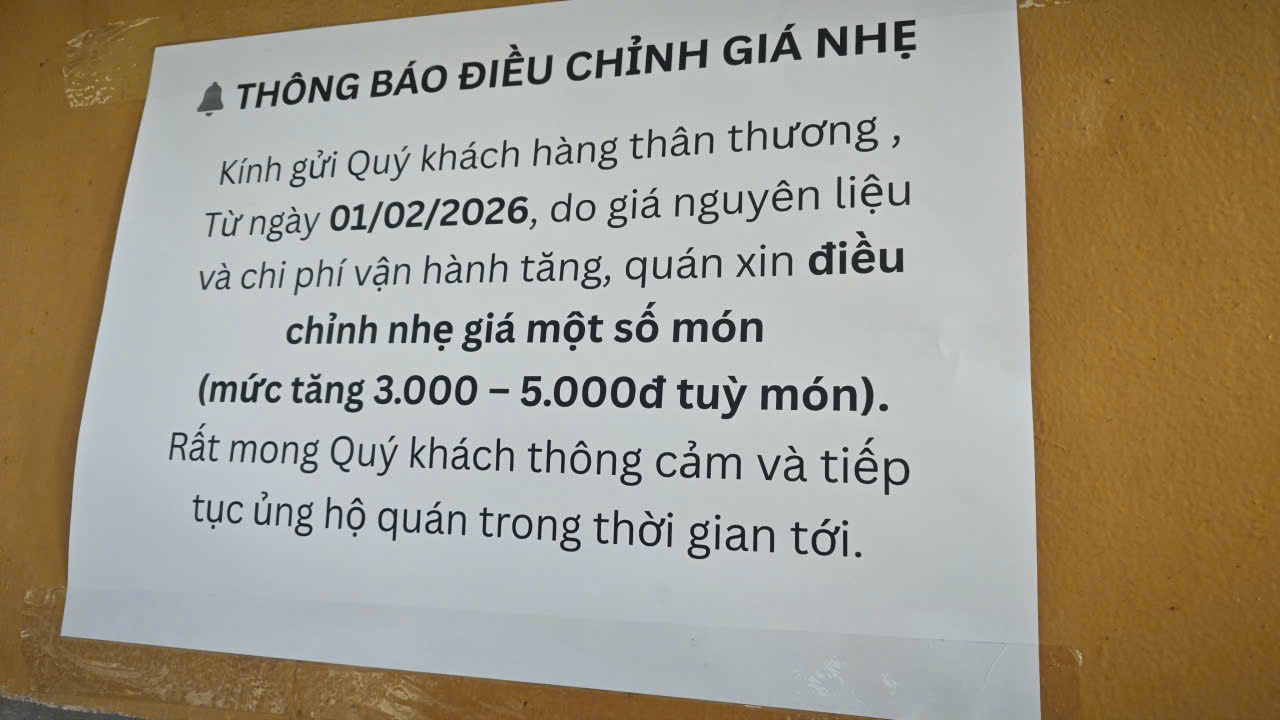 H&agrave;ng qu&aacute;n ở TPHCM tăng gi&aacute; sau Tết - Ảnh 1.