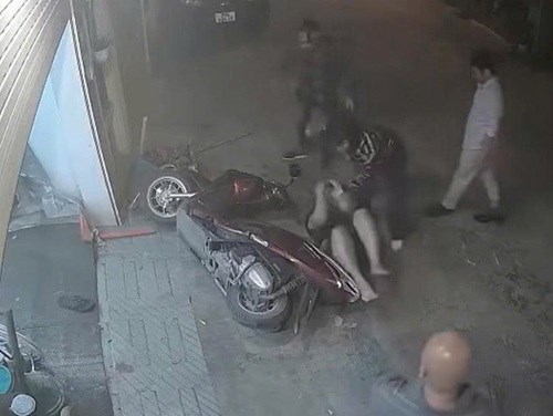 Nh&oacute;m người x&ocirc;ng v&agrave;o nh&agrave; h&agrave;nh hung chủ nh&agrave; ở Việt Hưng năm 2026 - Ảnh 1.