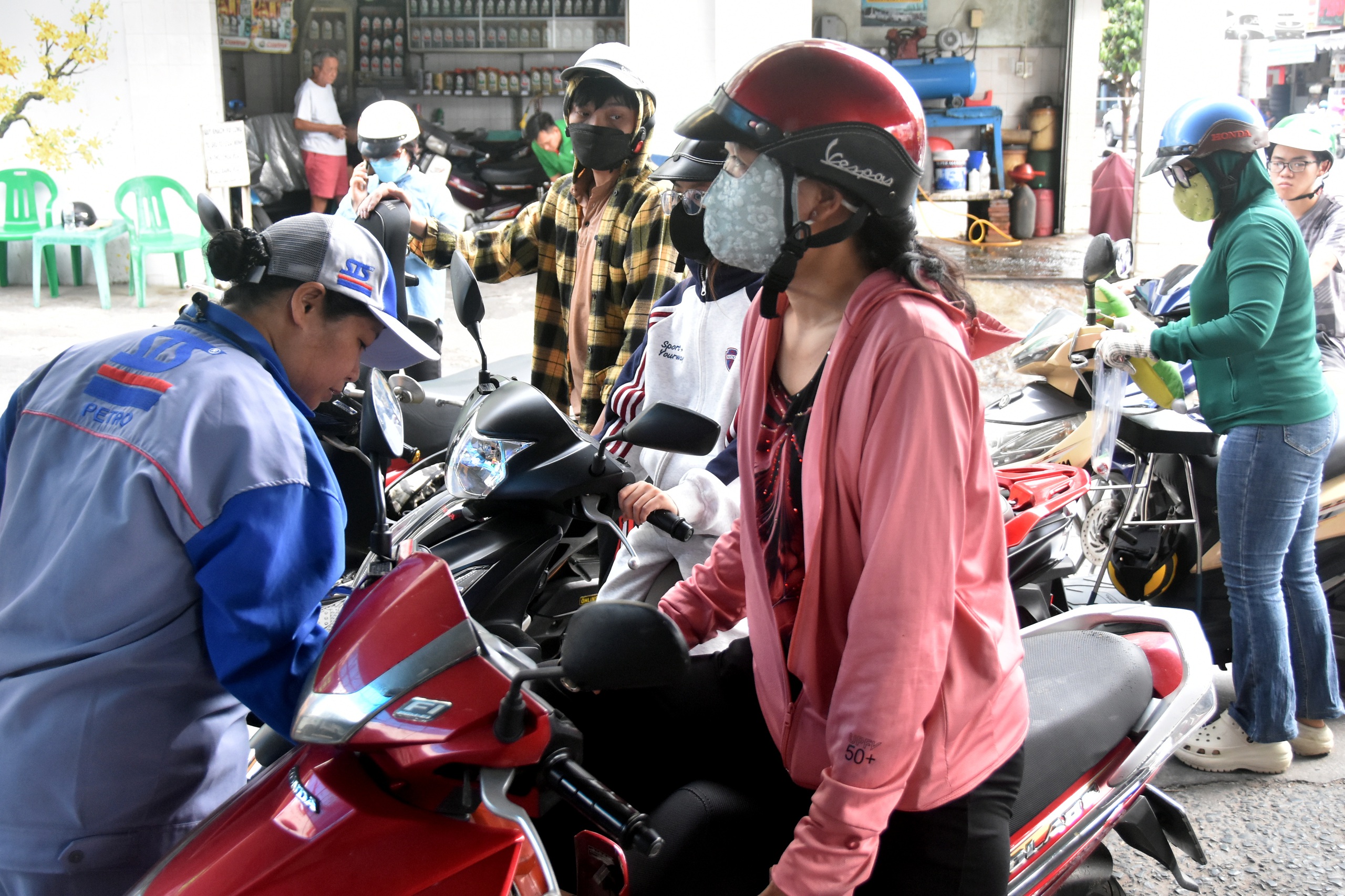 Kịch bản ứng phó giá xăng dầu leo thang - Ảnh 1. Kịch bản ứng phó giá xăng dầu leo thang - Ảnh 2.