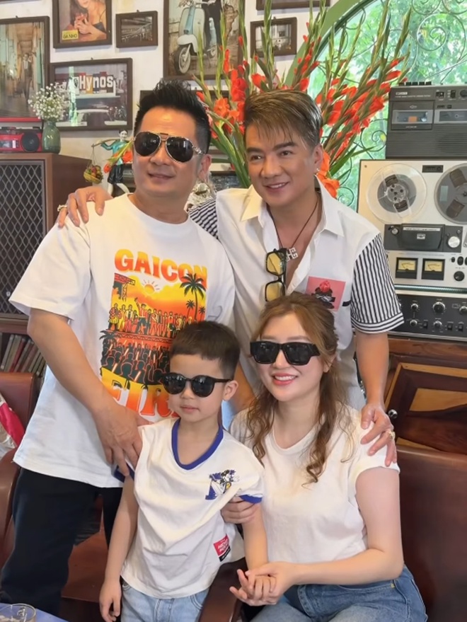 Đàm Vĩnh Hưng được nam ca sĩ vuốt má, vui đến muốn nhảy cẫng lên  - Ảnh 2.