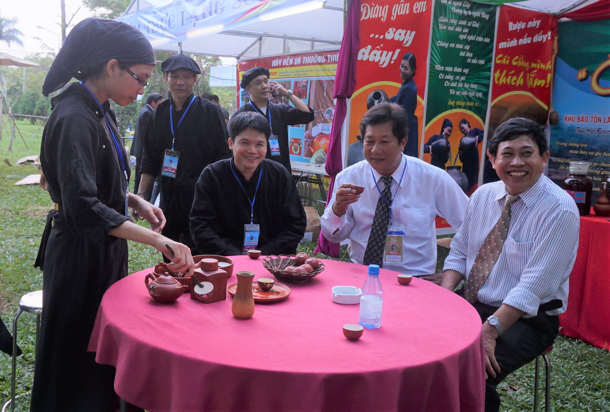 Về Huế thương thưởng thức tr&agrave; cung đ&igrave;nh - Ảnh 4.