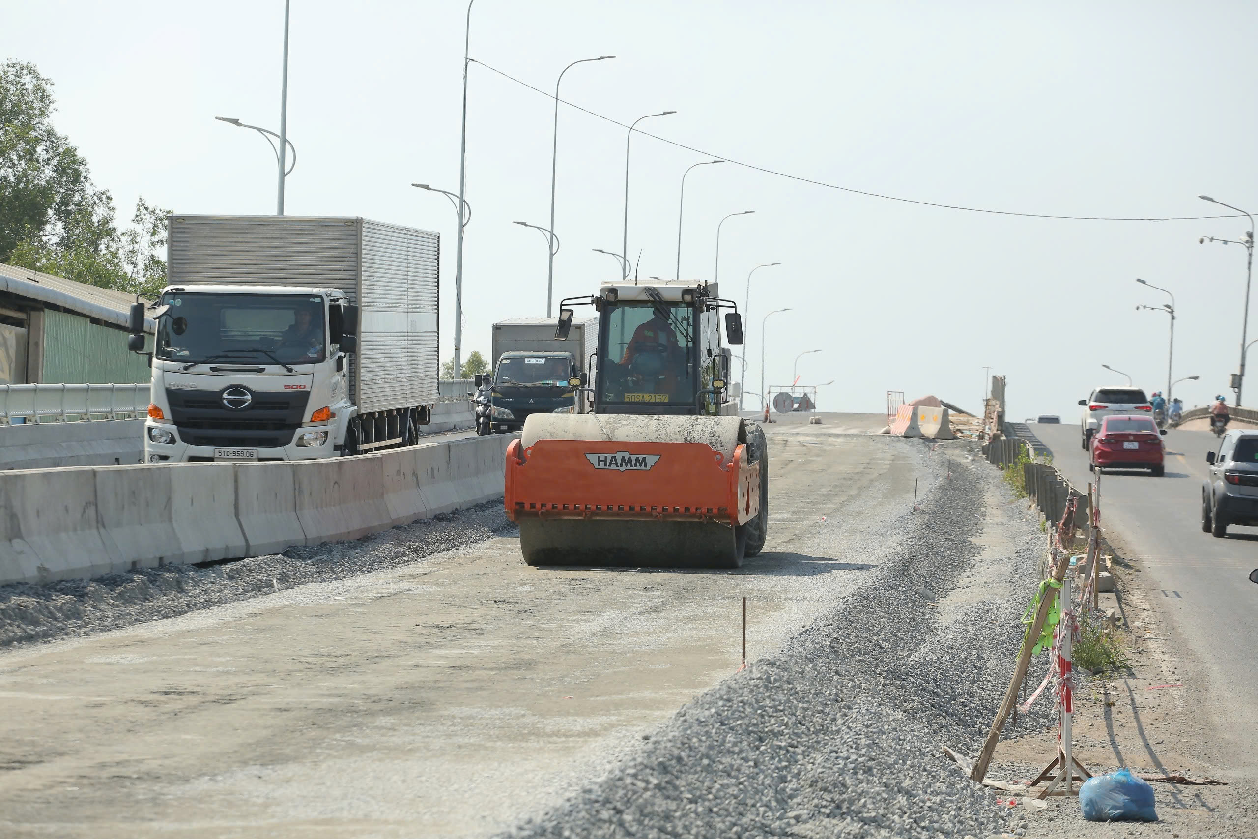 Th&ocirc;ng xe tạm cầu &Ocirc;ng Th&igrave;n th&uacute;c đẩy mở rộng Quốc lộ 50 năm 2026 - Ảnh 9.