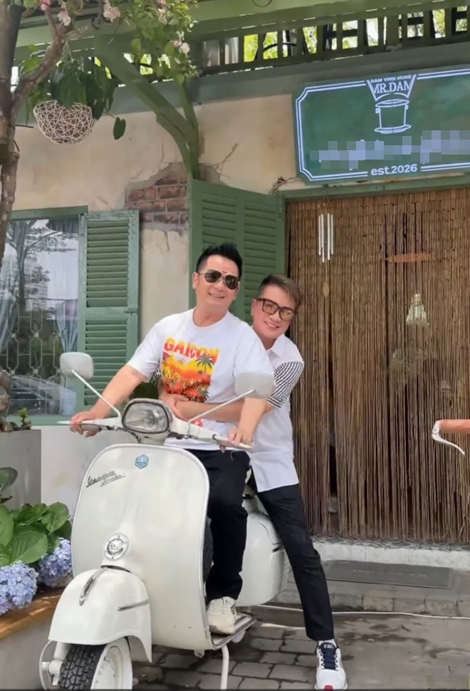 Đàm Vĩnh Hưng được nam ca sĩ vuốt má, vui đến muốn nhảy cẫng lên  - Ảnh 1.