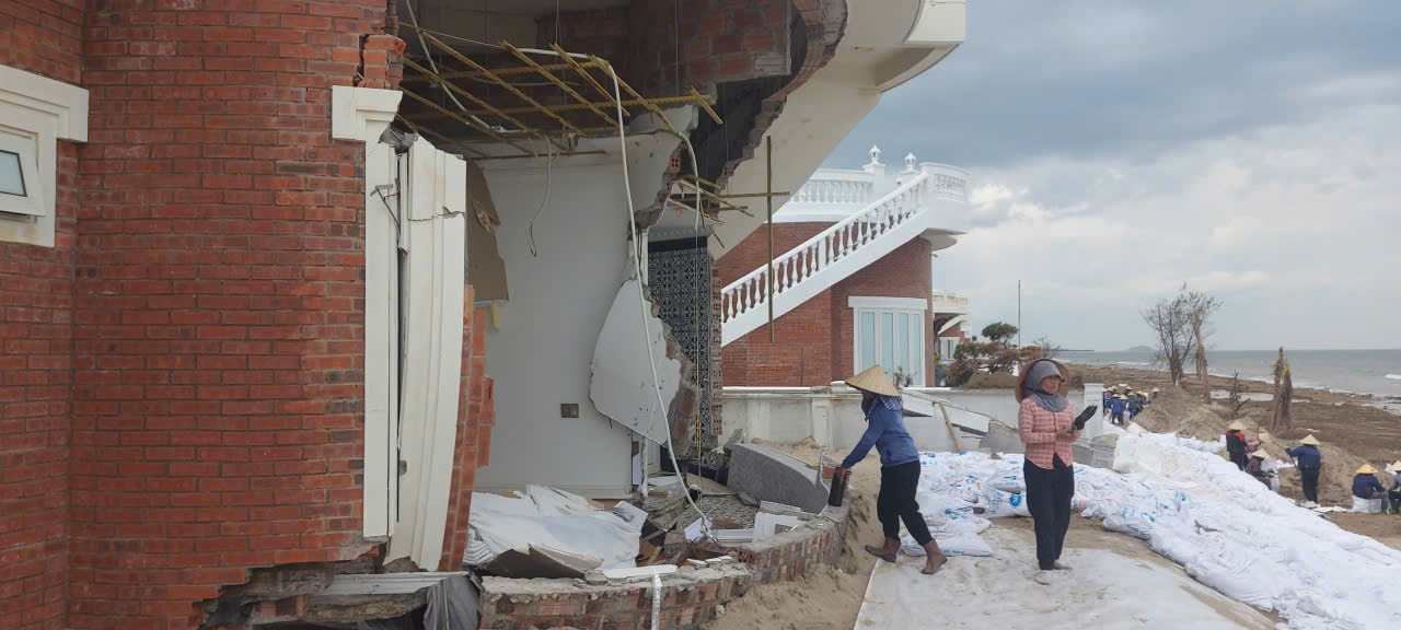 Khắc phục biệt thự đổ nát ở Hà Tĩnh trước ngày 30 - 4 - 2026 - Ảnh 1. Khắc phục biệt thự đổ nát ở Hà Tĩnh trước ngày 30 - 4 - 2026 - Ảnh 1.