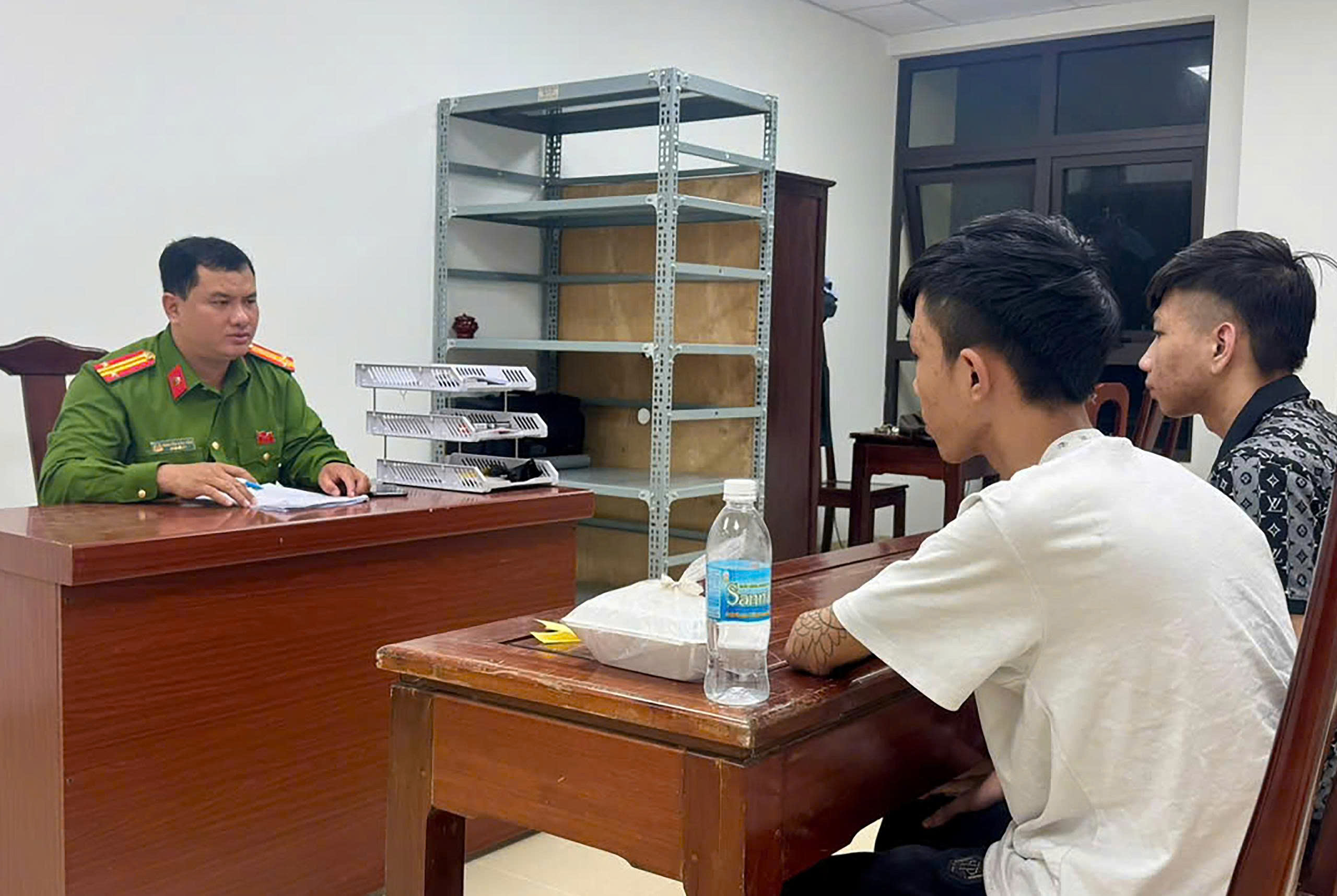 Công an bắt giữ đối tượng truy nã tại Campuchia: Nguyễn Phi Long và Vũ Bá Ngọc Sơn - Ảnh 1.