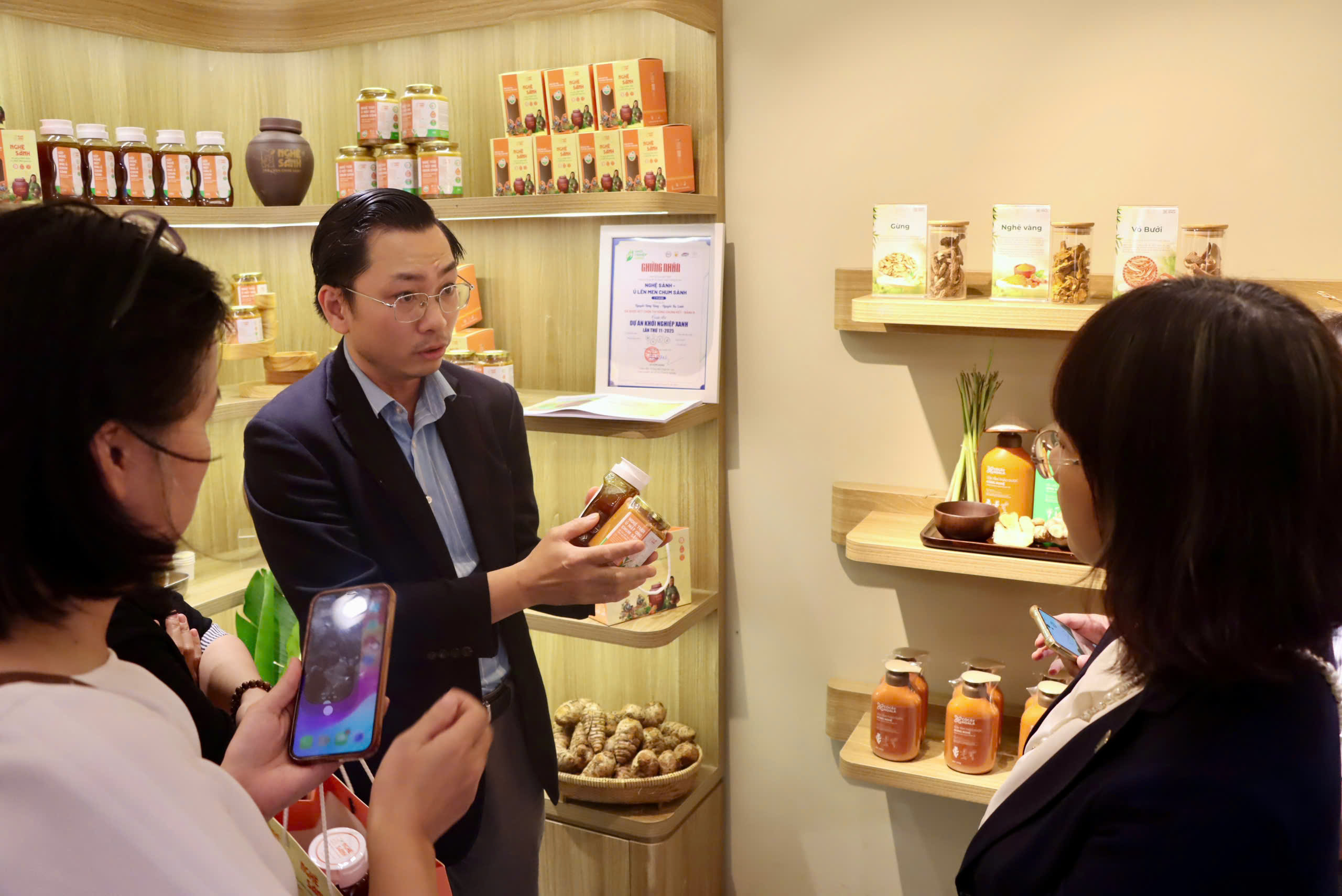 Hàng Việt thu hút giới trẻ tại Tràng Tiền trong chương trình Sức sống hàng Việt 2026 - Ảnh 2.