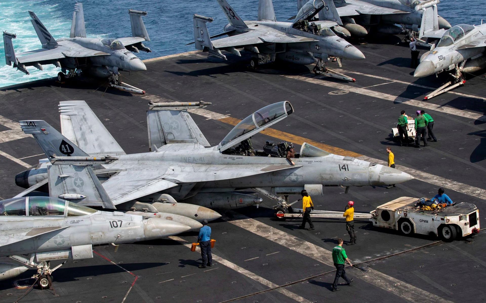 Canh bạc của Mỹ khi hộ tống tàu hàng qua ở eo biển Hormuz - Ảnh 2.