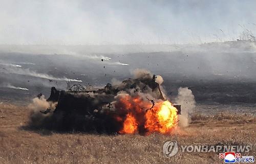 Con g&aacute;i l&atilde;nh đạo Triều Ti&ecirc;n l&aacute;i xe tăng - Ảnh 3.