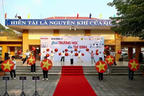 Hơn 2.300 học sinh dự "Đưa trường học đến thí sinh" tại Tây Ninh - Ảnh 1. Hơn 2.300 học sinh dự "Đưa trường học đến thí sinh" tại Tây Ninh - Ảnh 1.