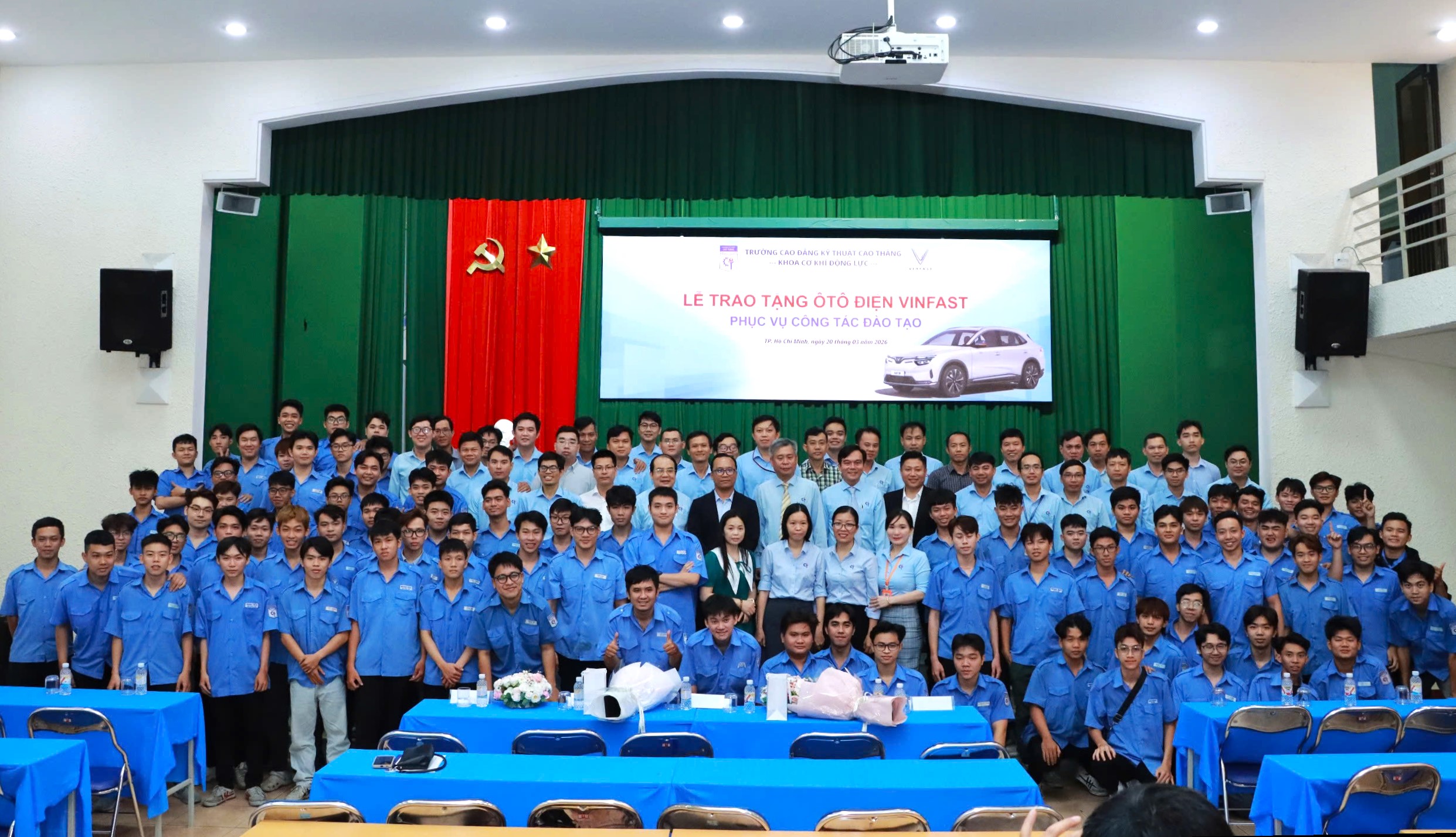 Tặng xe VF8, VinFast 