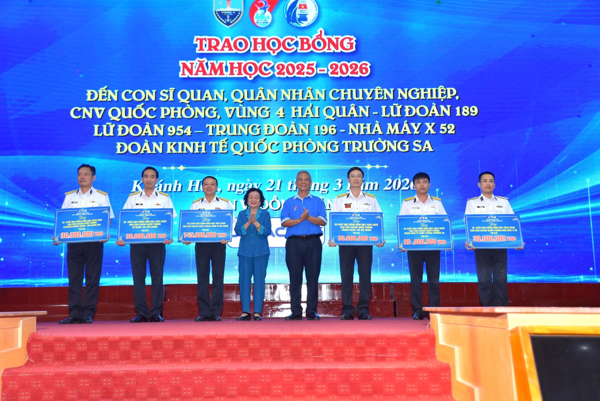 Trao 145 suất học bổng Vừ A Dính và 2.000 lá cờ Tổ quốc đến Vùng 4 Hải quân - Ảnh 1.