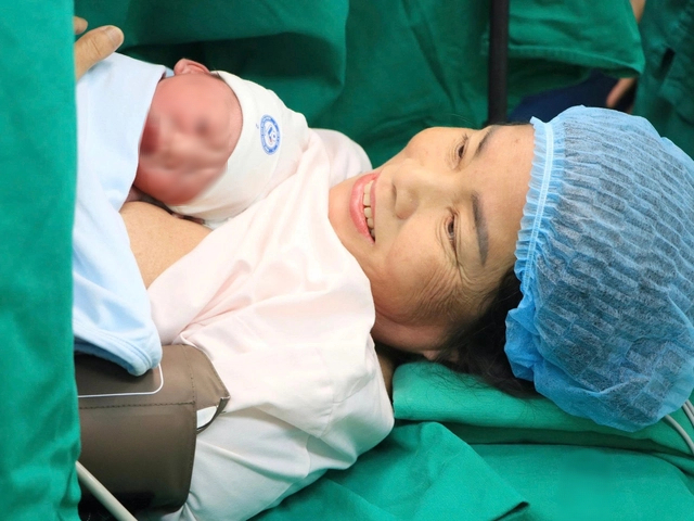 Sản phụ 60 tuổi sinh con trai 2,8 kg - Ảnh 2.