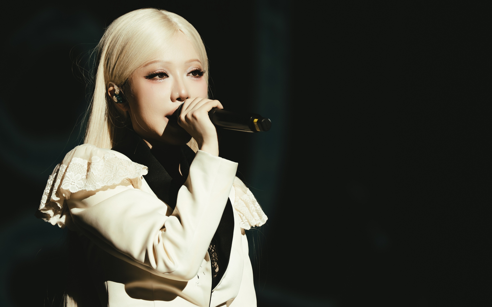 Live concert Phùng Khánh Linh, thế giới nội tâm đầy dũng cảm