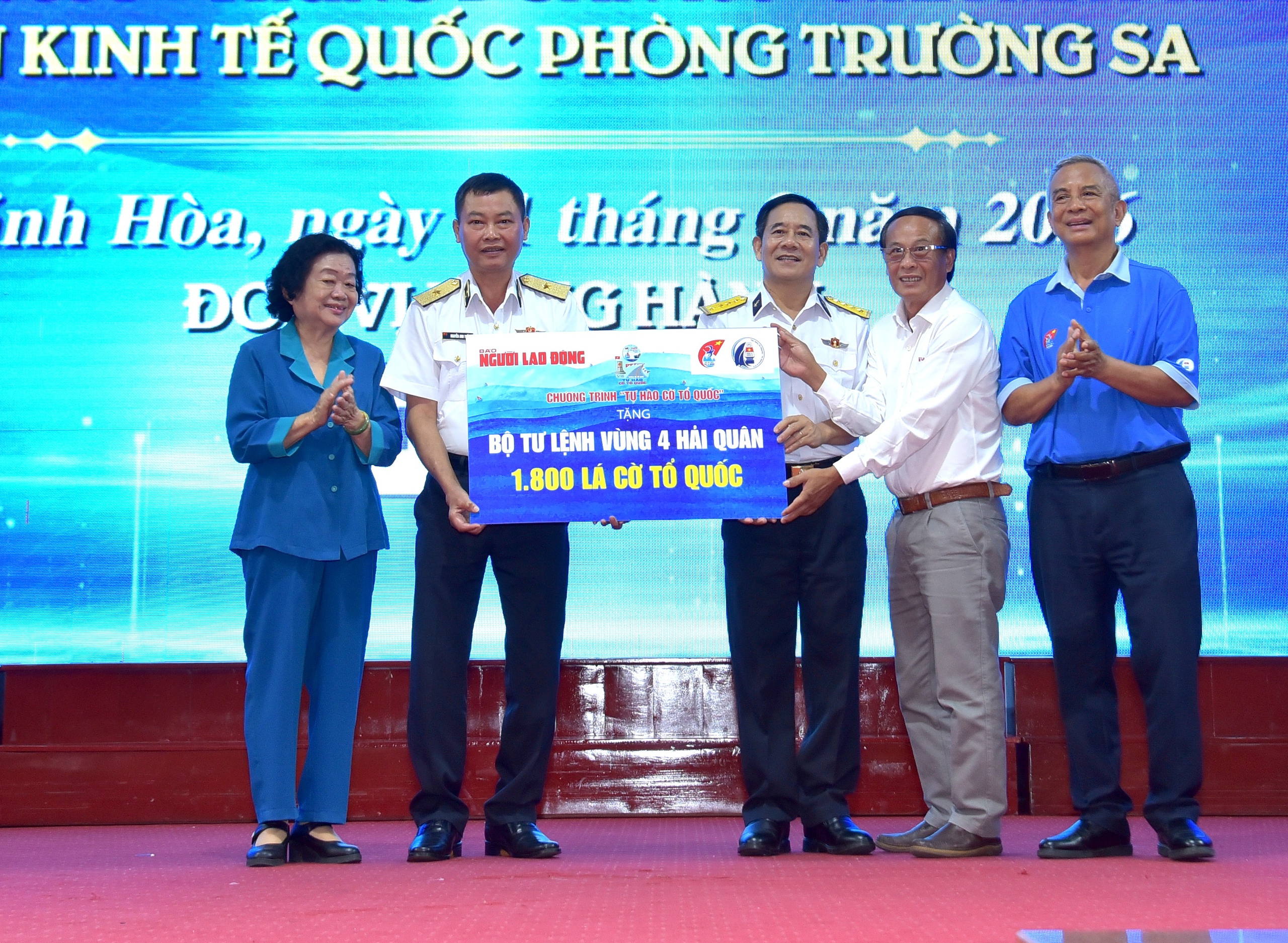 Trao 145 suất học bổng Vừ A Dính và 2.000 lá cờ Tổ quốc đến Vùng 4 Hải quân - Ảnh 4.