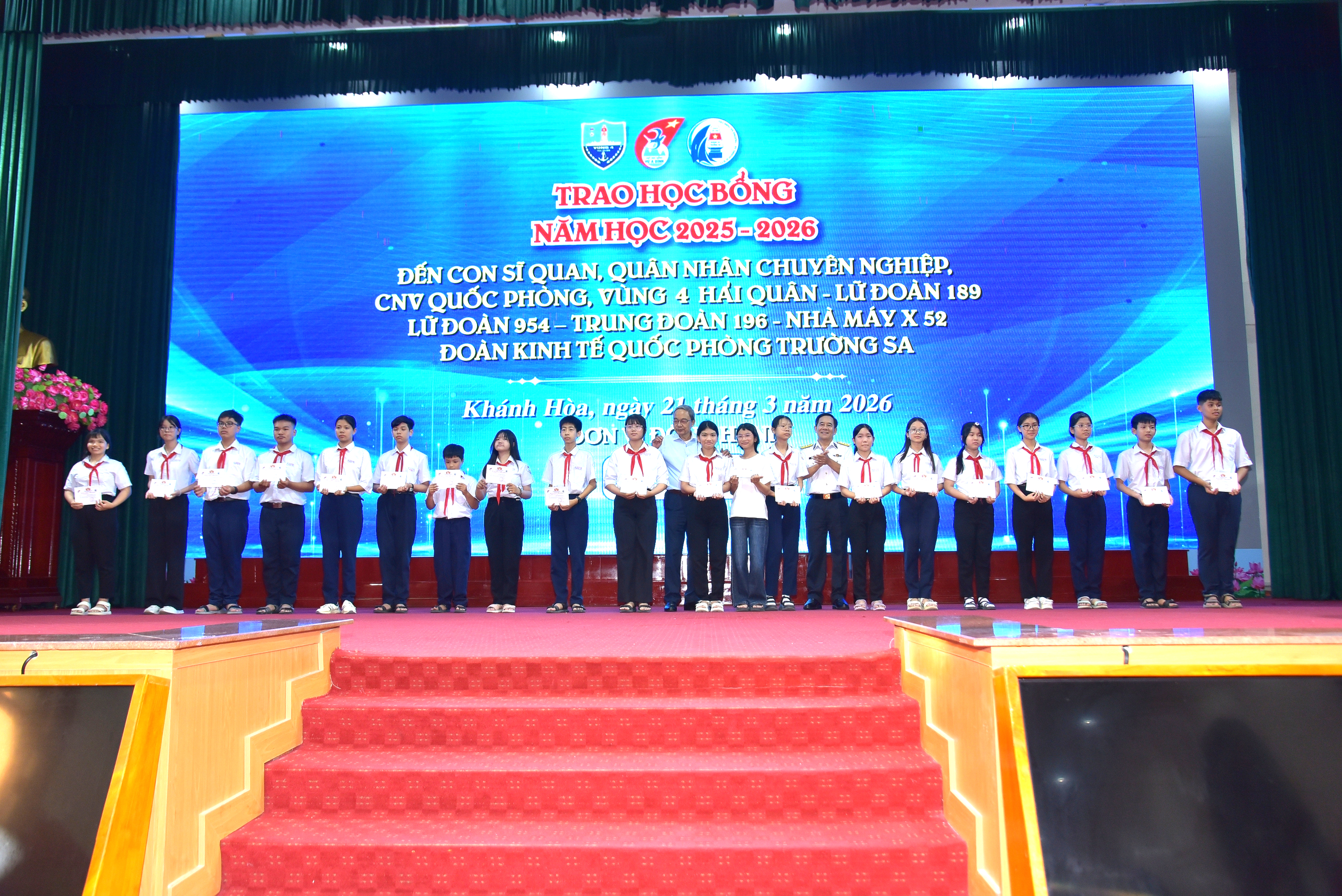 Trao 145 suất học bổng Vừ A Dính và 2.000 lá cờ Tổ quốc đến Vùng 4 Hải quân - Ảnh 6.