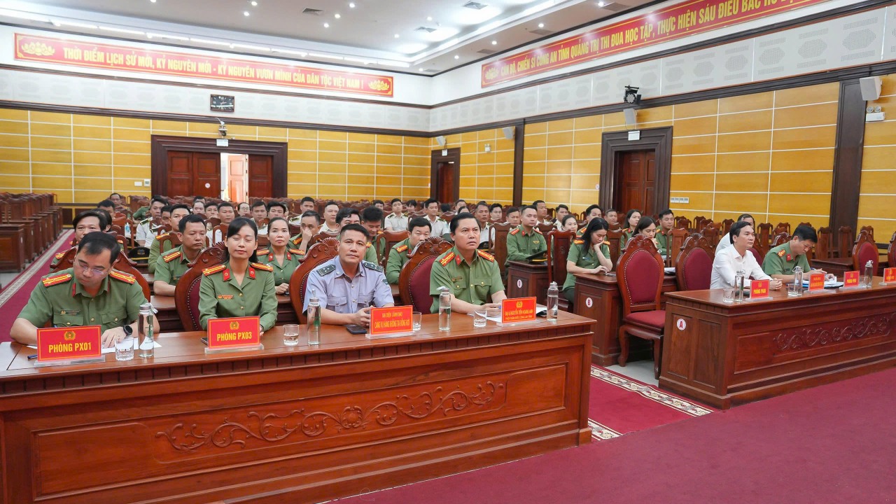 29 nhân viên an ninh sân bay Đồng Hới được tuyển vào Công an - Ảnh 2.