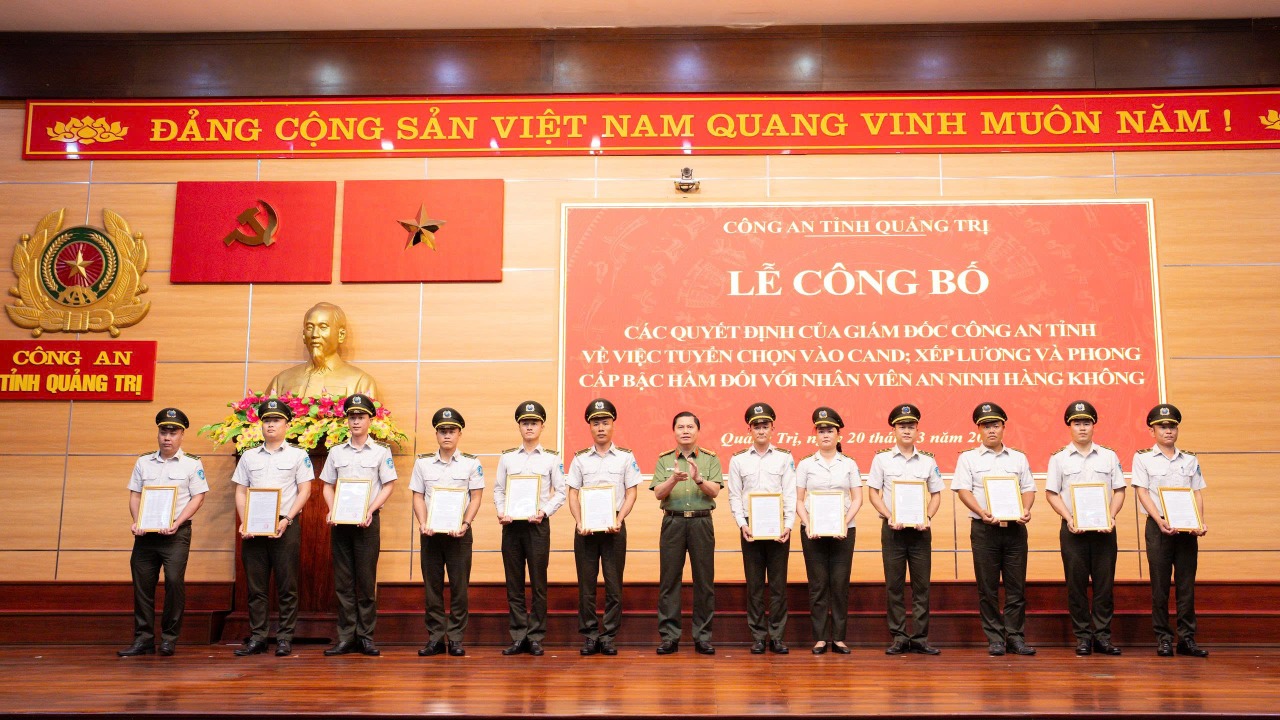 29 nhân viên an ninh sân bay Đồng Hới được tuyển vào Công an - Ảnh 5.