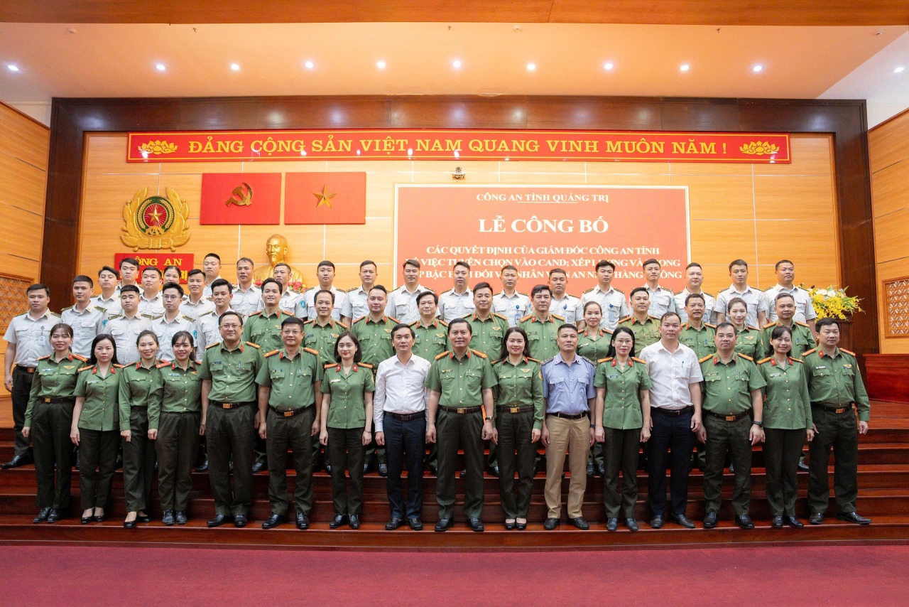29 nhân viên an ninh sân bay Đồng Hới được tuyển vào Công an - Ảnh 3.