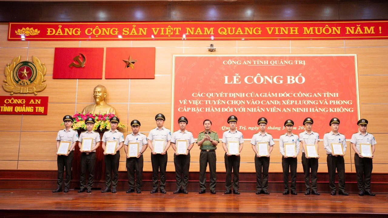 29 nhân viên an ninh sân bay Đồng Hới được tuyển vào Công an - Ảnh 4.