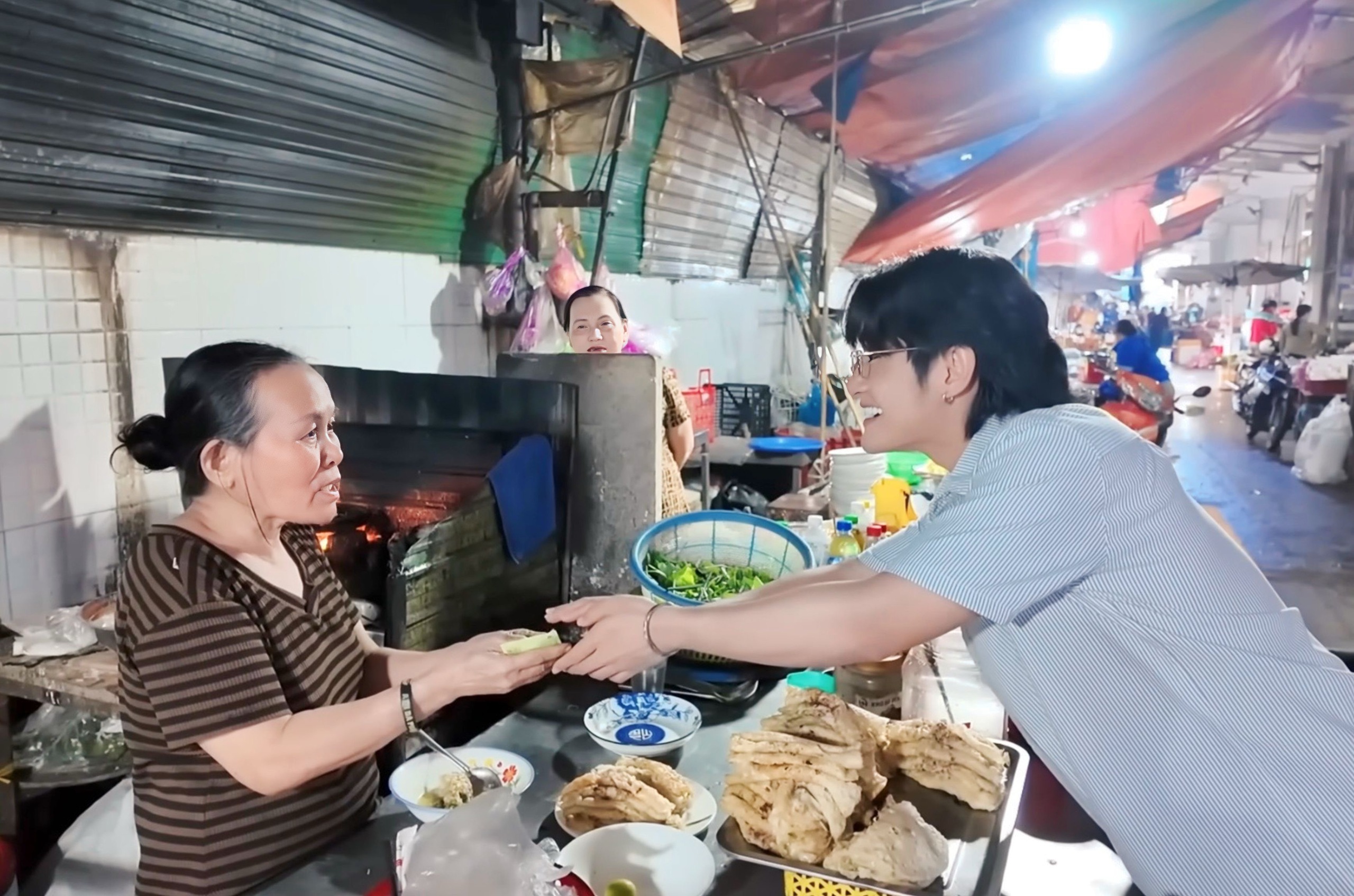 Tiktoker triệu view Quan Không Gờ: Vì sao có thể biến những khu chợ bình dị thành nội dung viral?  - Ảnh 1.