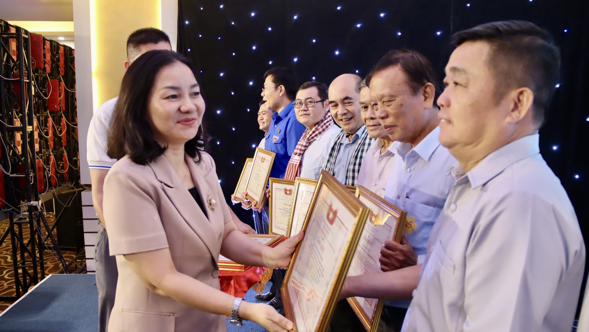 - Ảnh 3. - Ảnh 3.