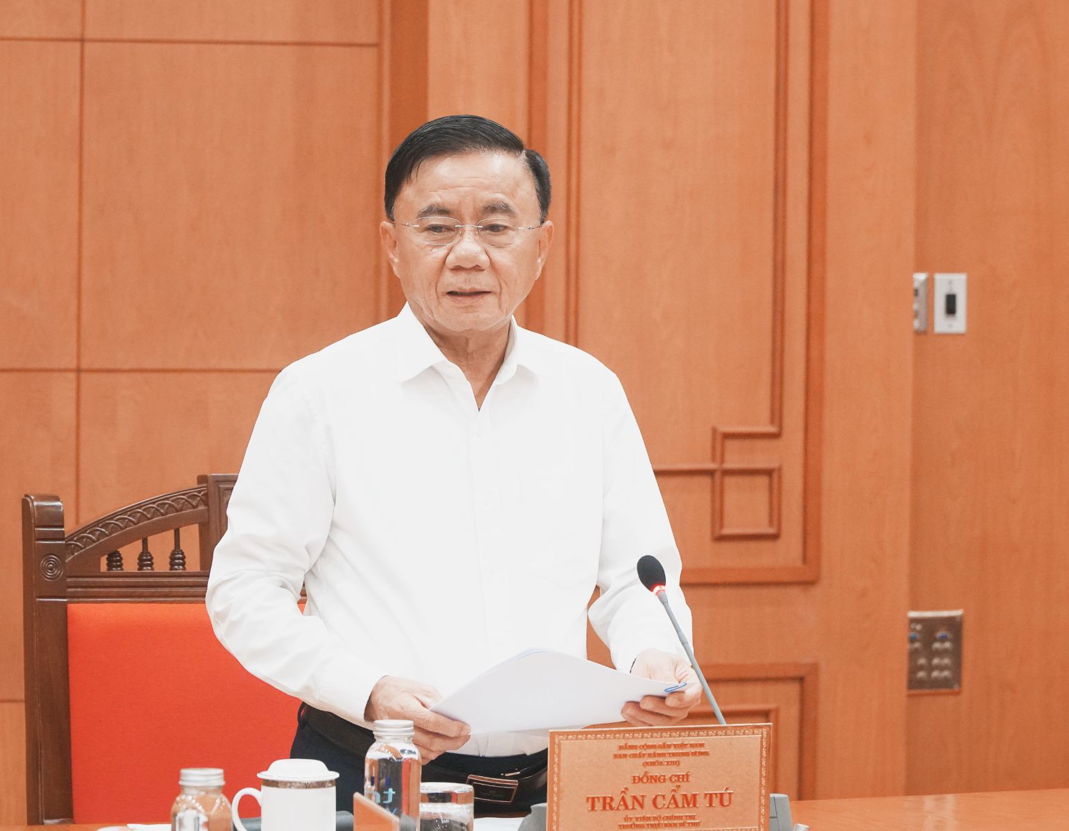 Bộ Chính trị: Bảo đảm nguồn cung, giá nhiên liệu ổn định - Ảnh 1.