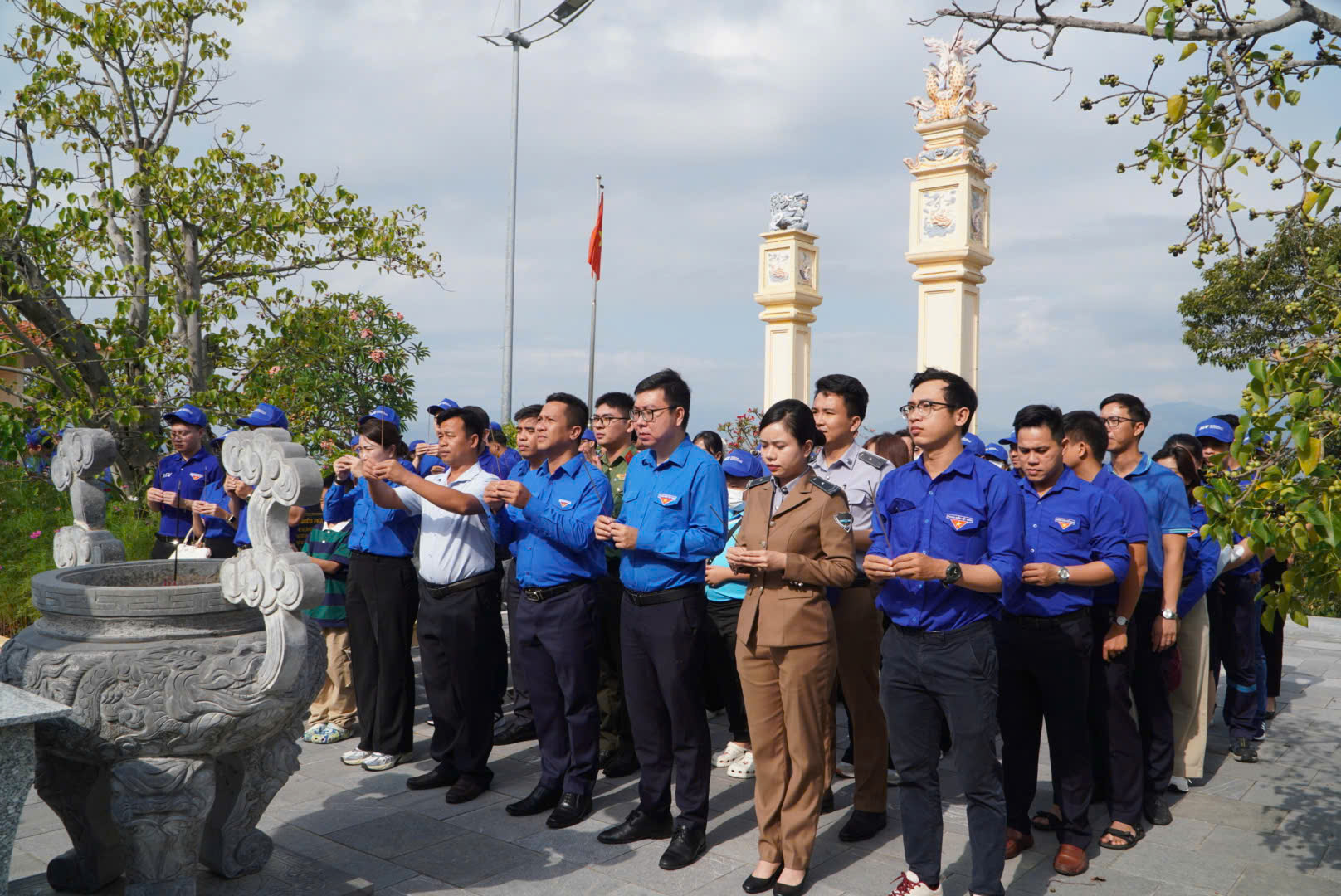 Báo Người Lao Động và ACV trao nhiều phần quà ý nghĩa đến Vùng 4 Hải Quân - Ảnh 1.