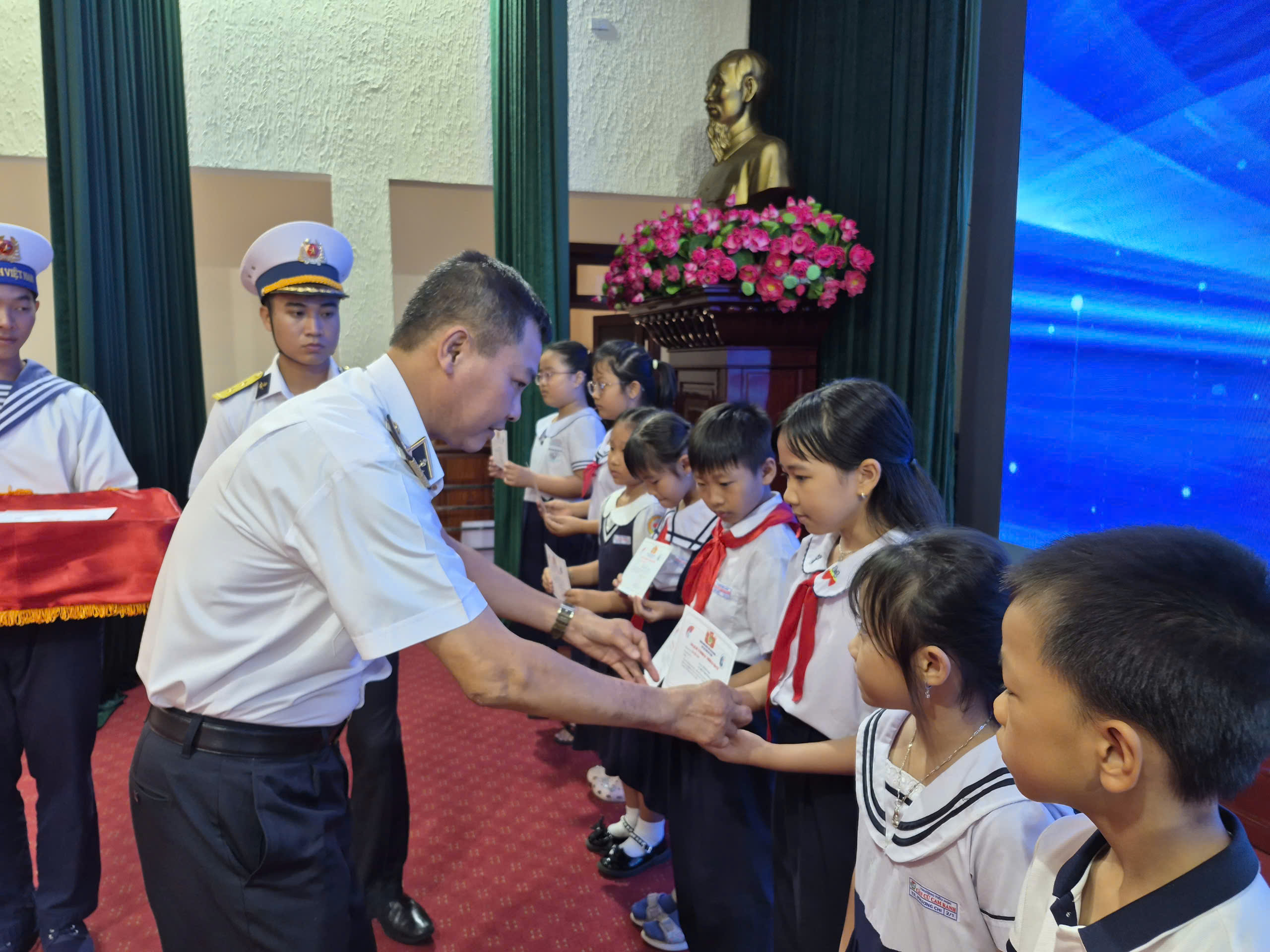 Trao 145 suất học bổng Vừ A Dính và 2.000 lá cờ Tổ quốc đến Vùng 4 Hải quân - Ảnh 5.