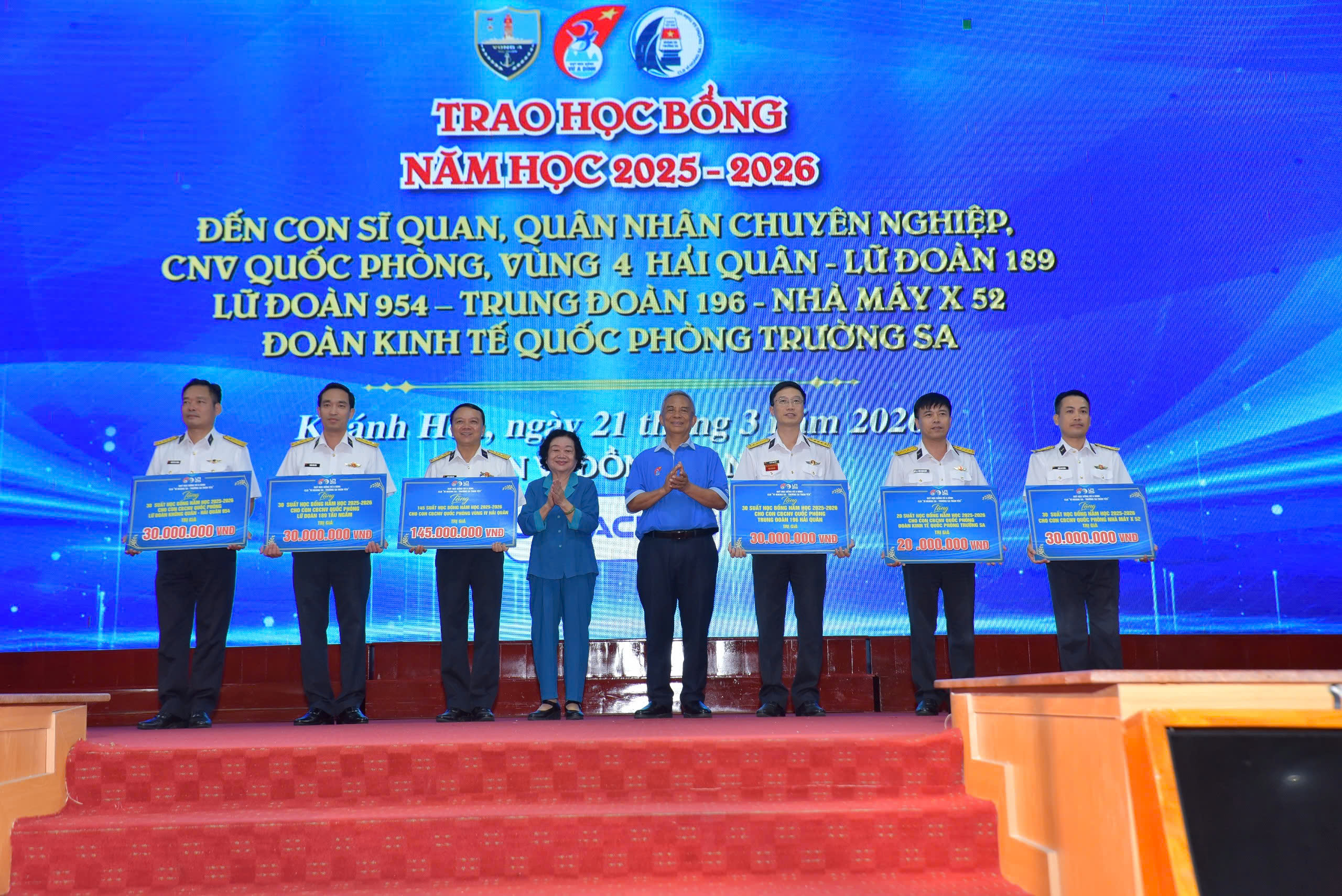 Trao 145 suất học bổng Vừ A Dính và 2.000 lá cờ Tổ quốc đến Vùng 4 Hải quân - Ảnh 2.