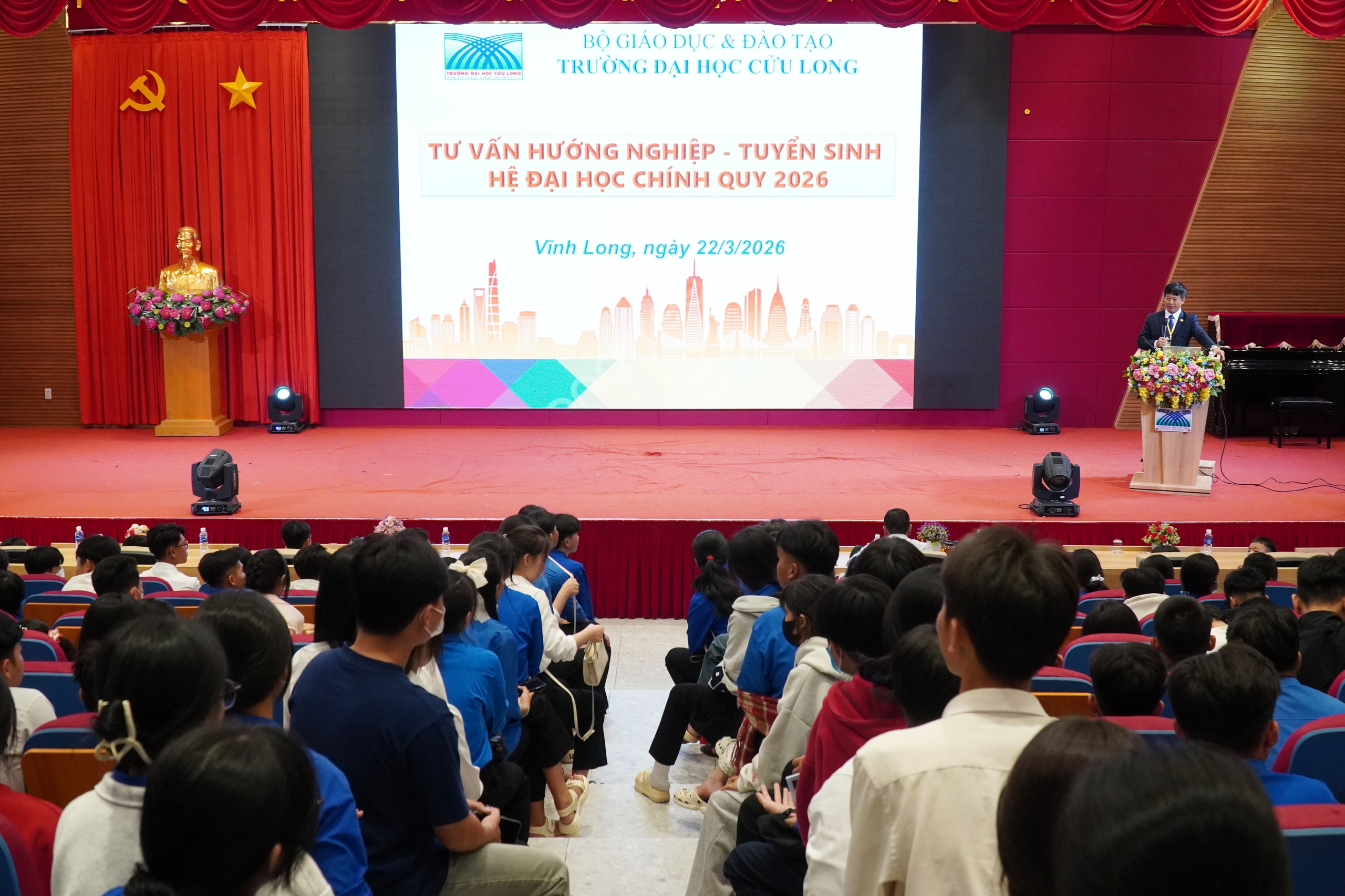 Hơn 7.000 học sinh và 546 giáo viên trải nghiệm tại Trường Đại học Cửu Long - Ảnh 1.